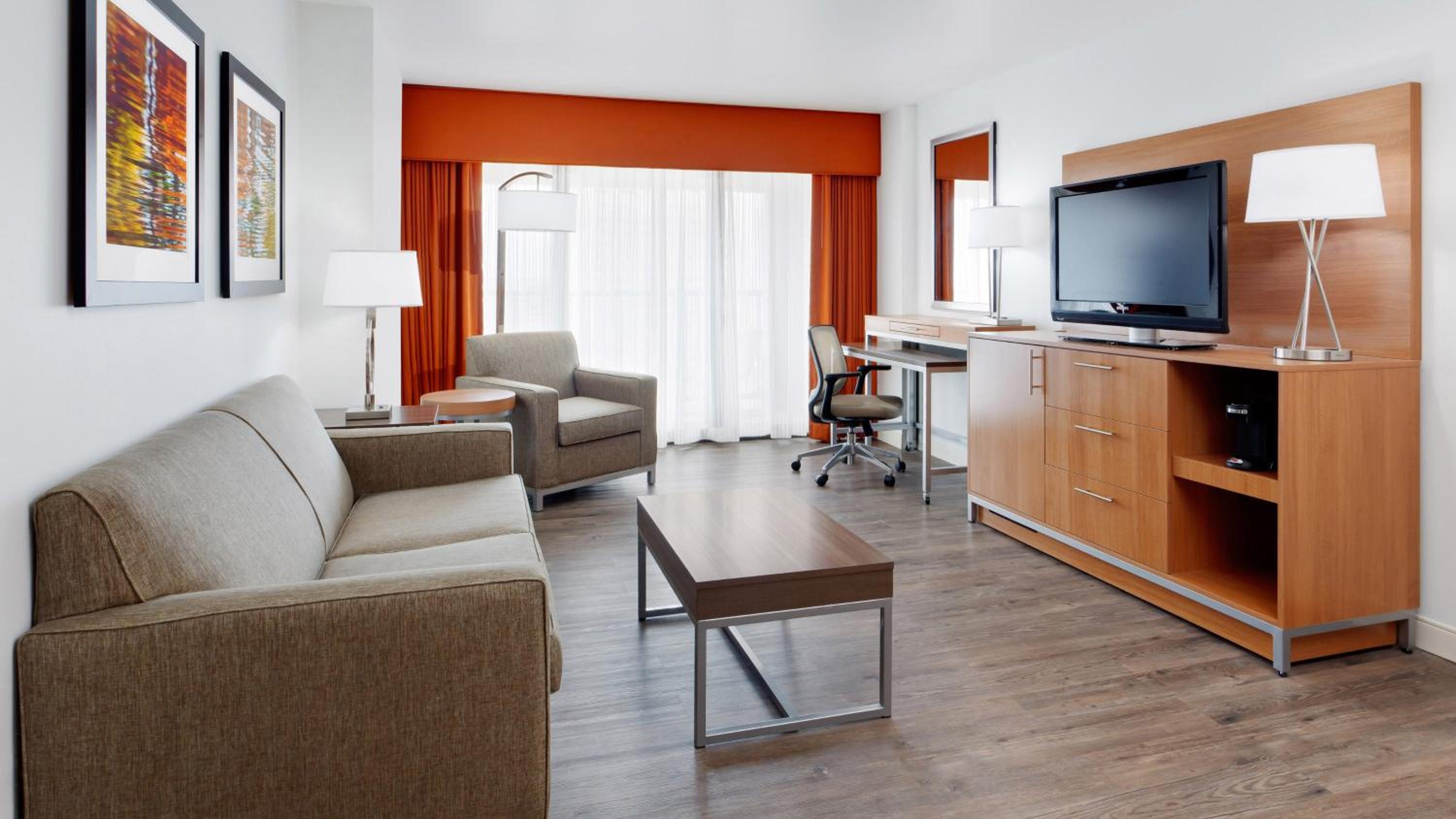 One-Bedroom Suite with Balcony - Photo 3