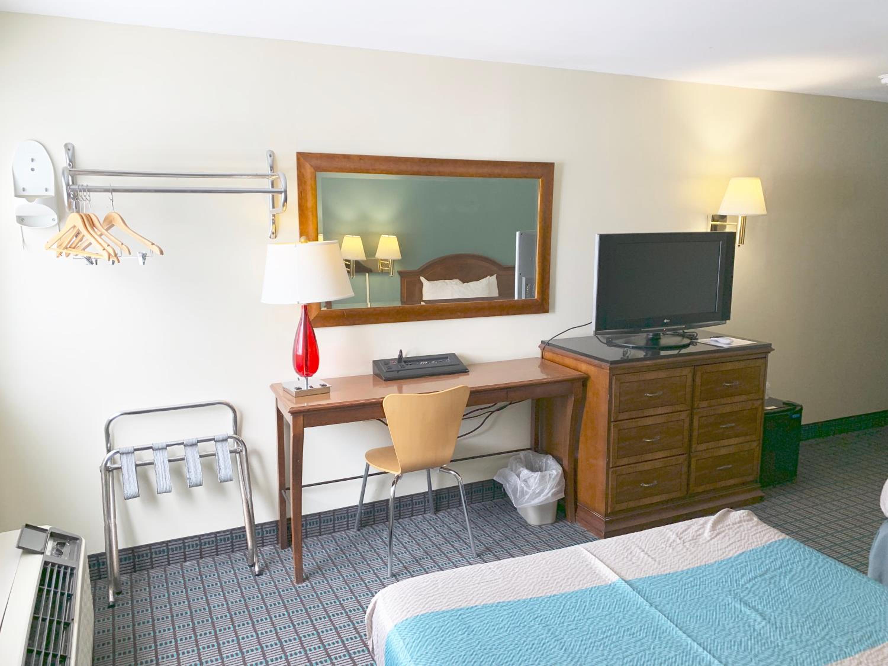 Quadruple Room - Disability Access - Non-Smoking - Photo 3