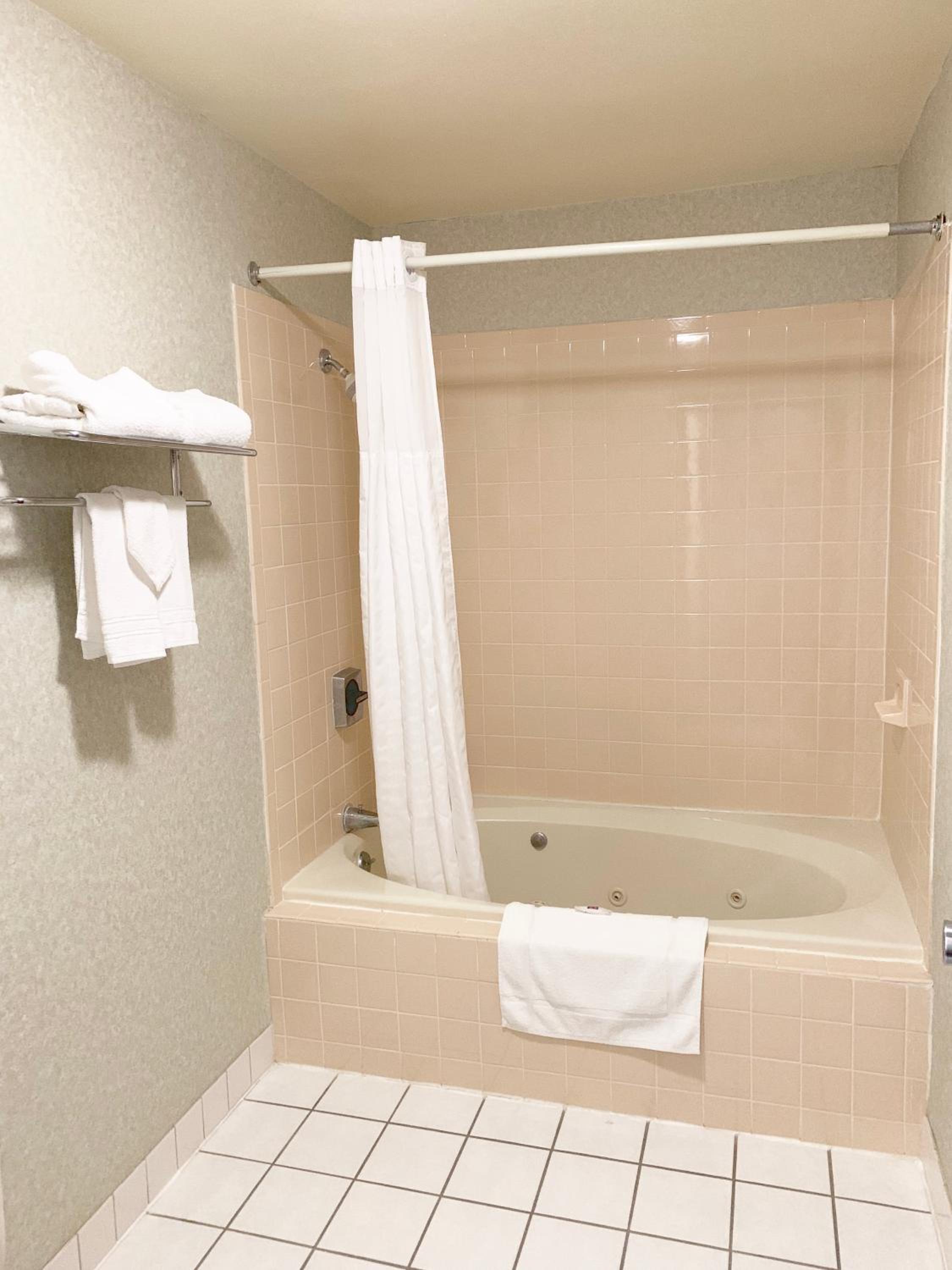 King Room with Spa Bath - Non-Smoking - Photo 6