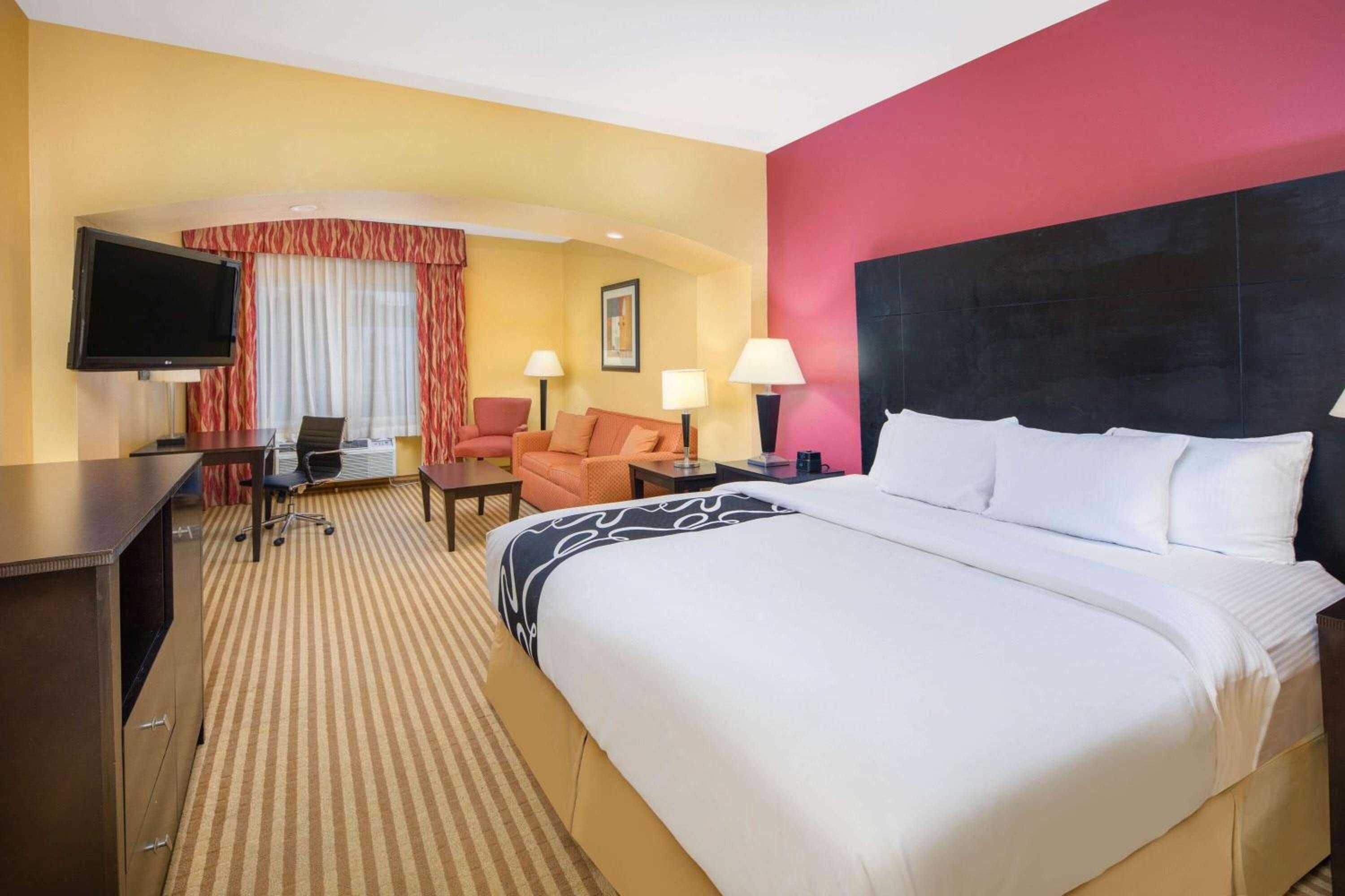 Executive King Room with Roll-In Shower - Mobility Accessible/Non-Smoking