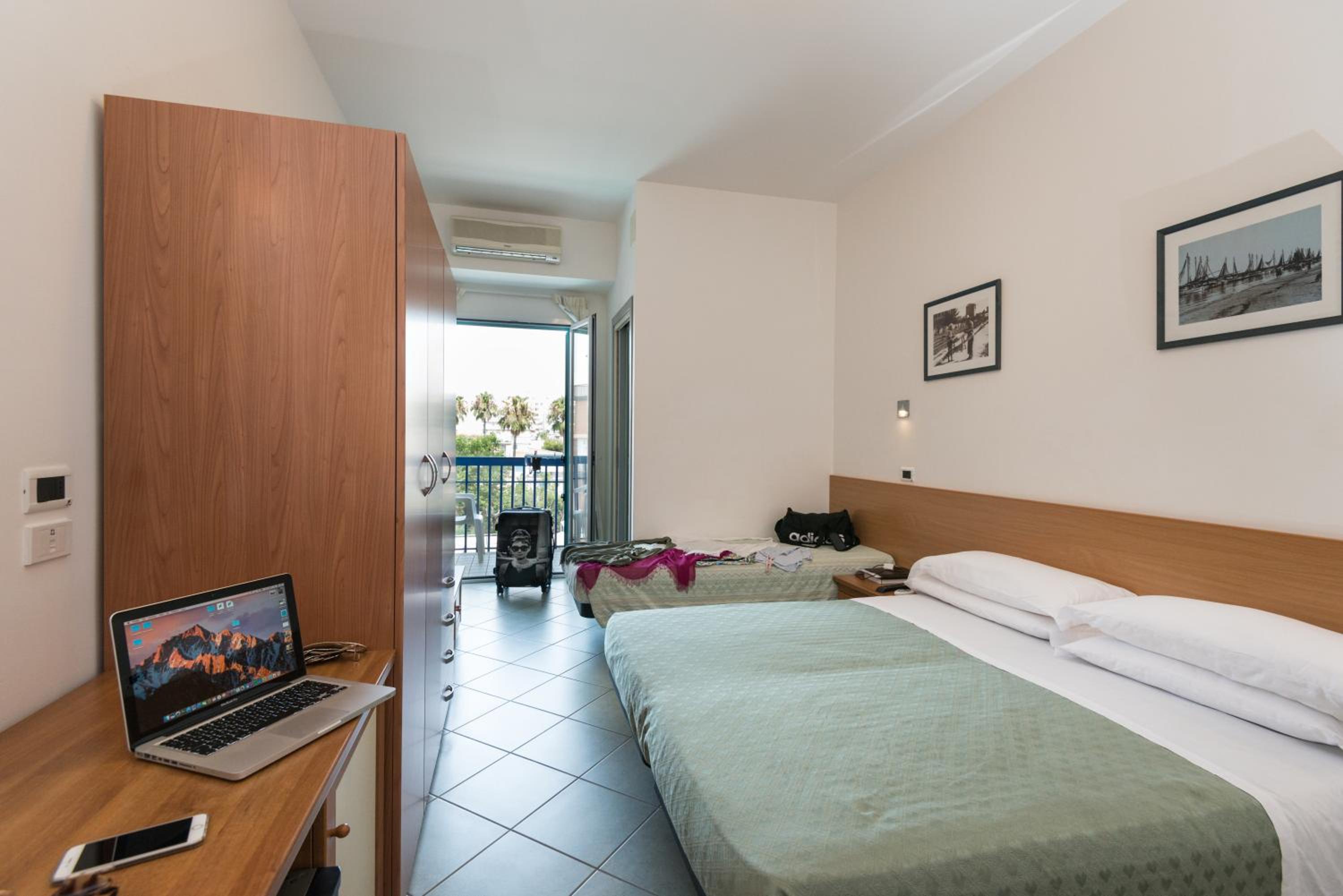 Quadruple Room with Balcony - Photo 1