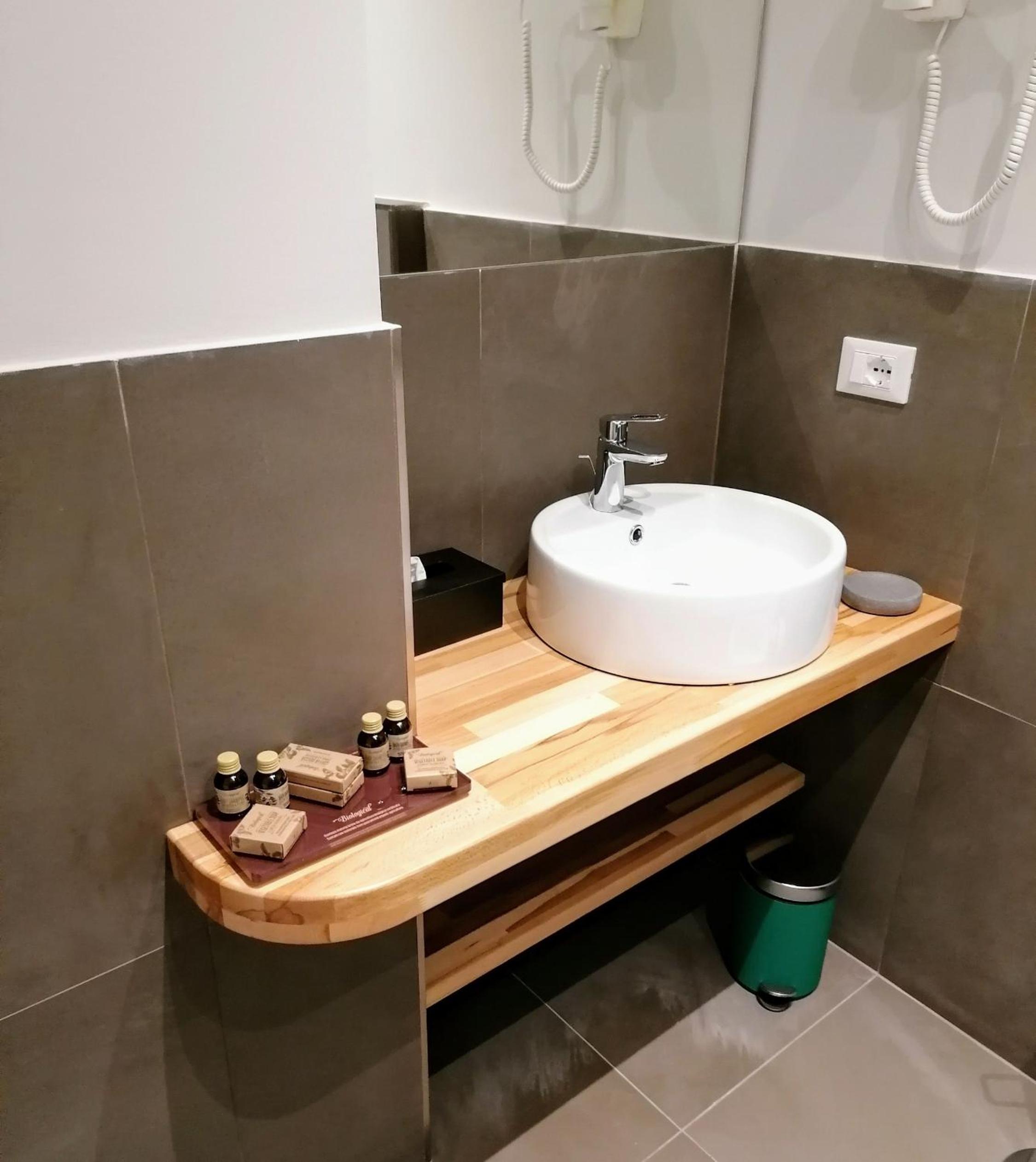 Deluxe Double or Twin Room - Photo 11