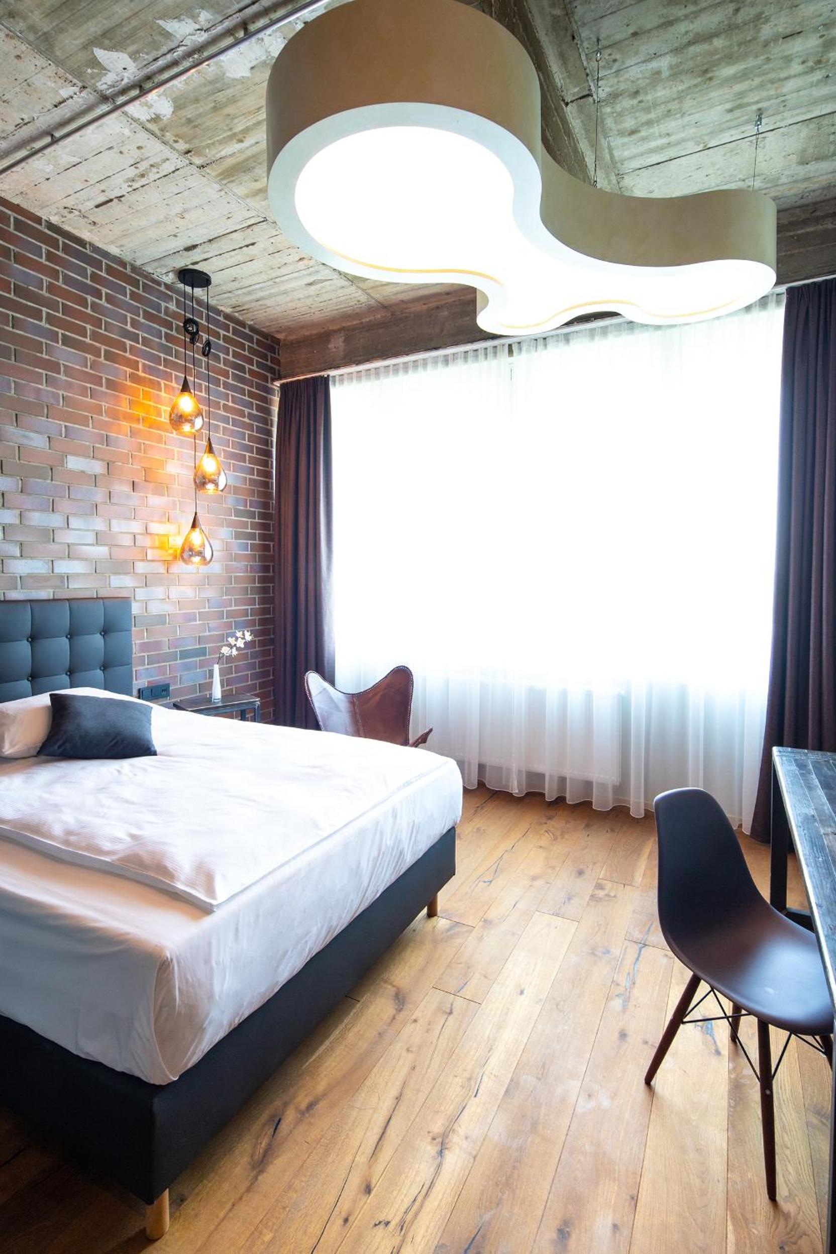 Business Queen Room with view - Photo 6