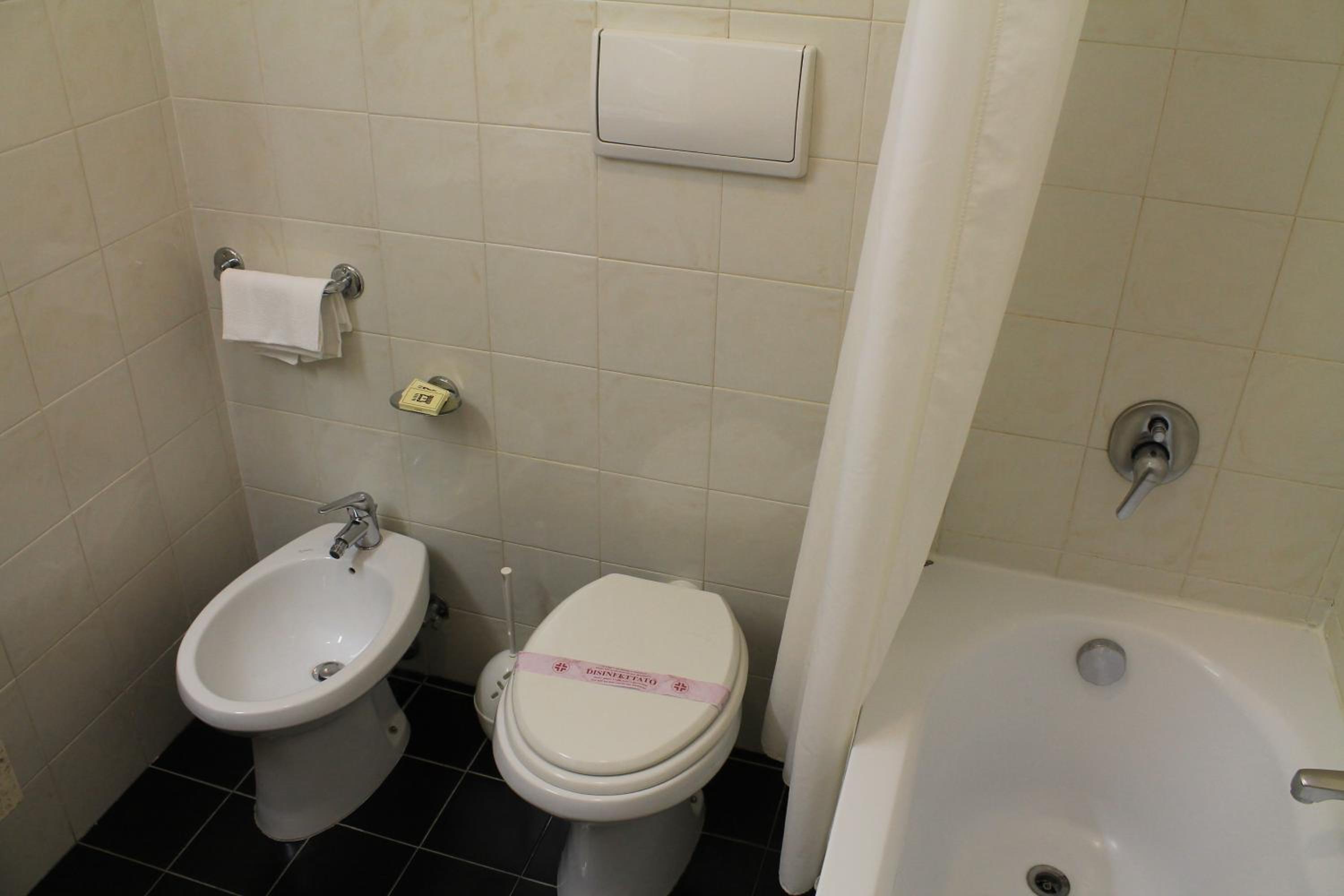 Double Room - Photo 5