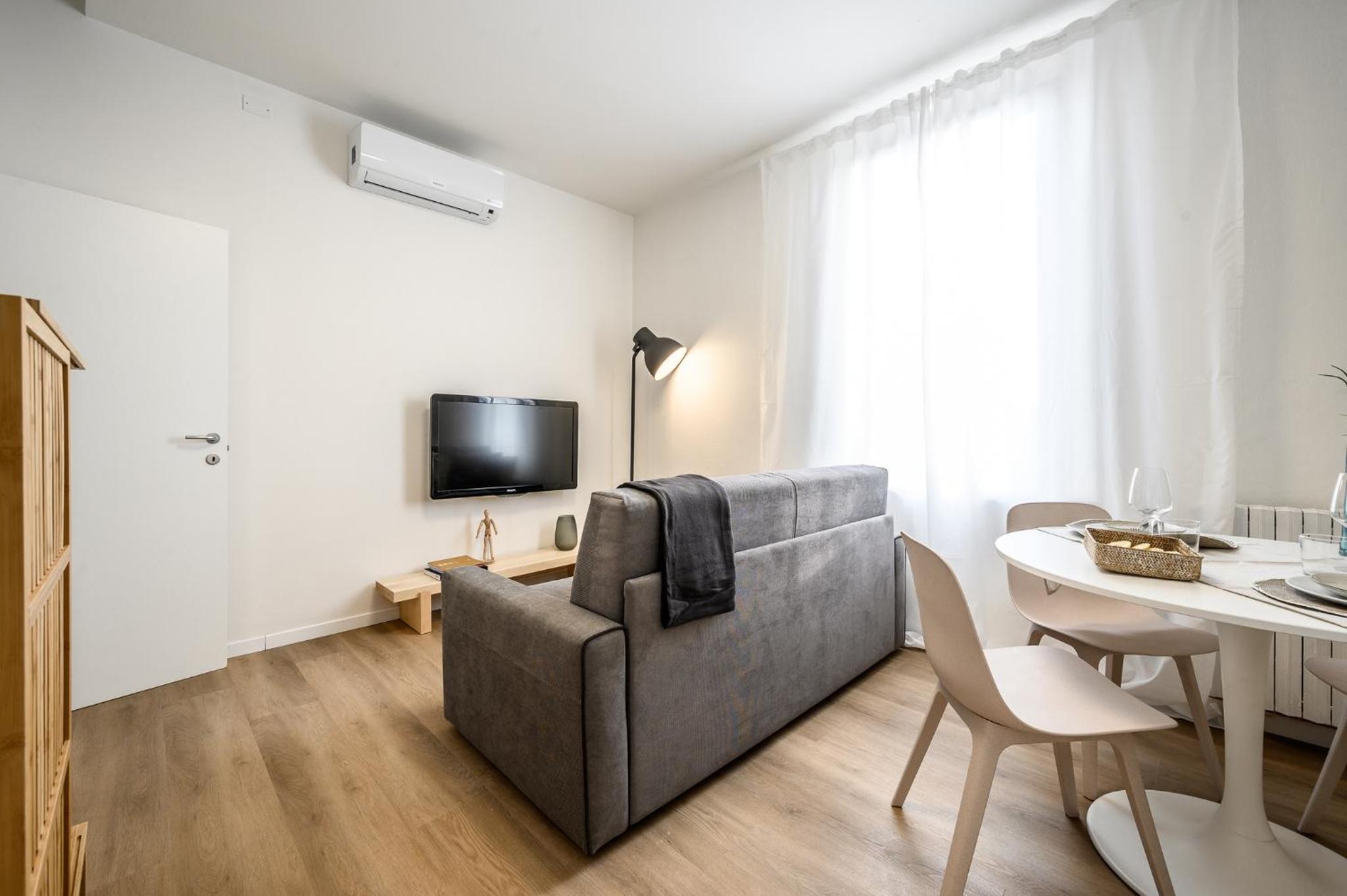 One-Bedroom Apartment photo 1
