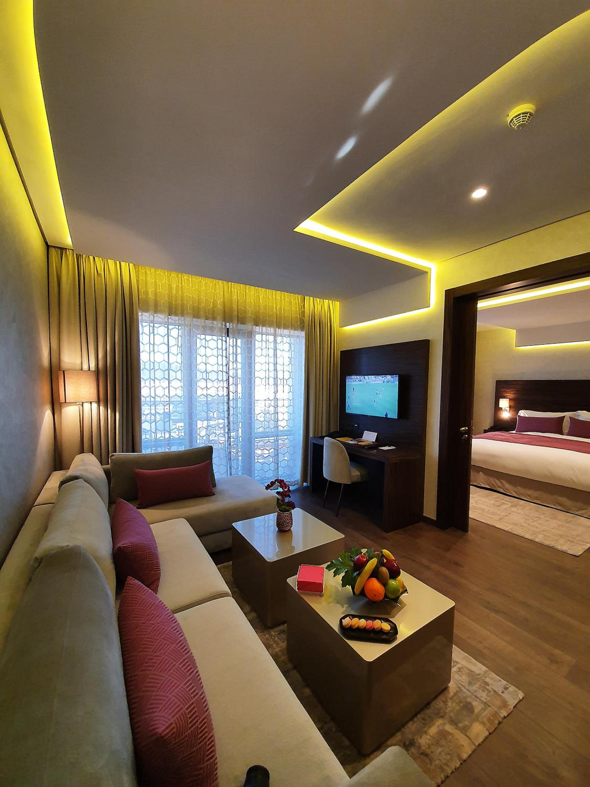 Deluxe King Suite - Photo 14