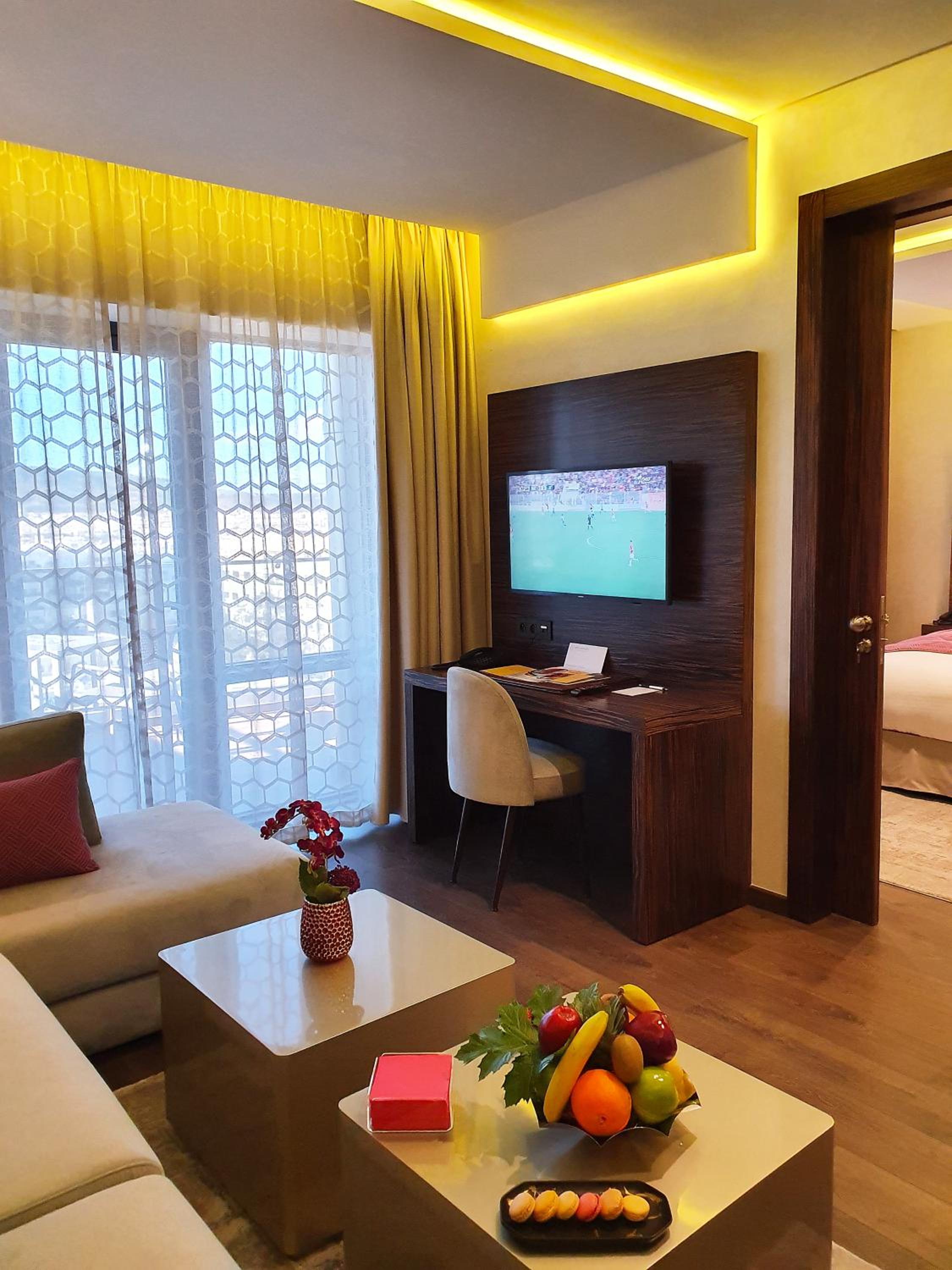 Deluxe King Suite - Photo 8