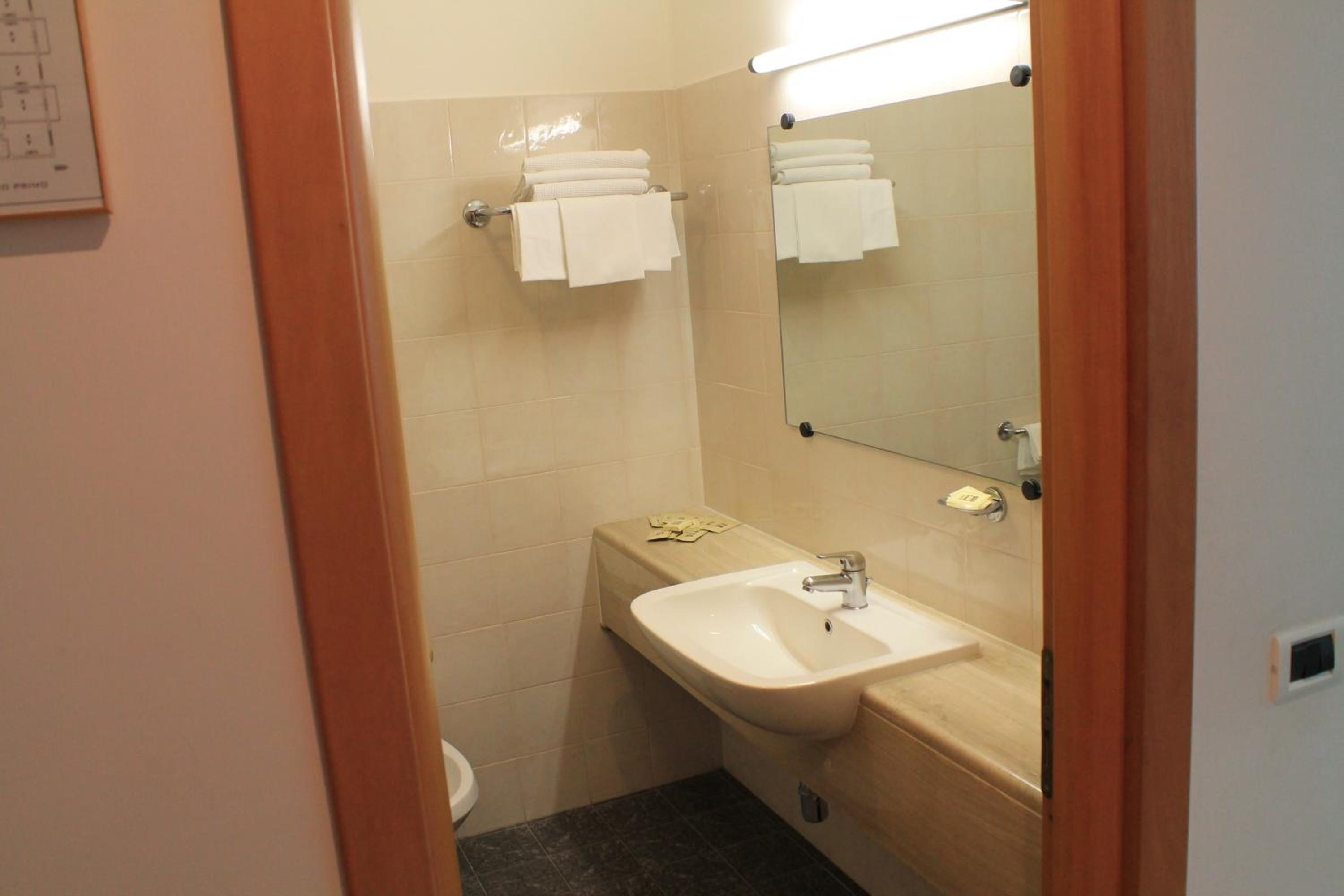 Twin Room - Photo 4