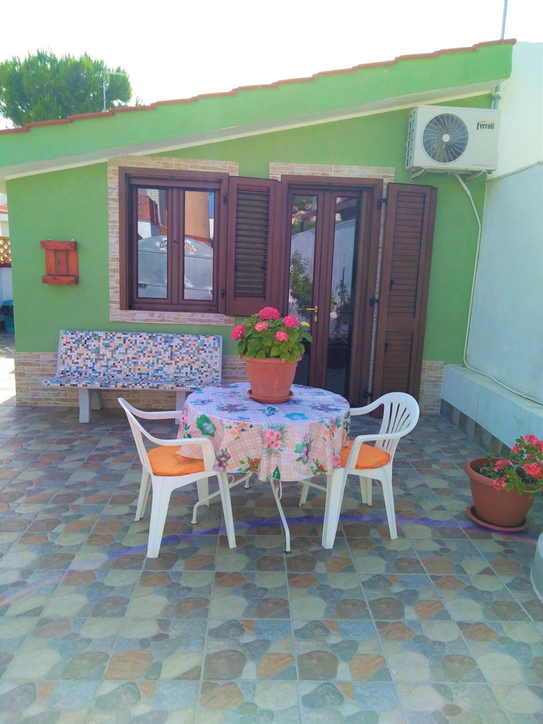 One-Bedroom House photo 1