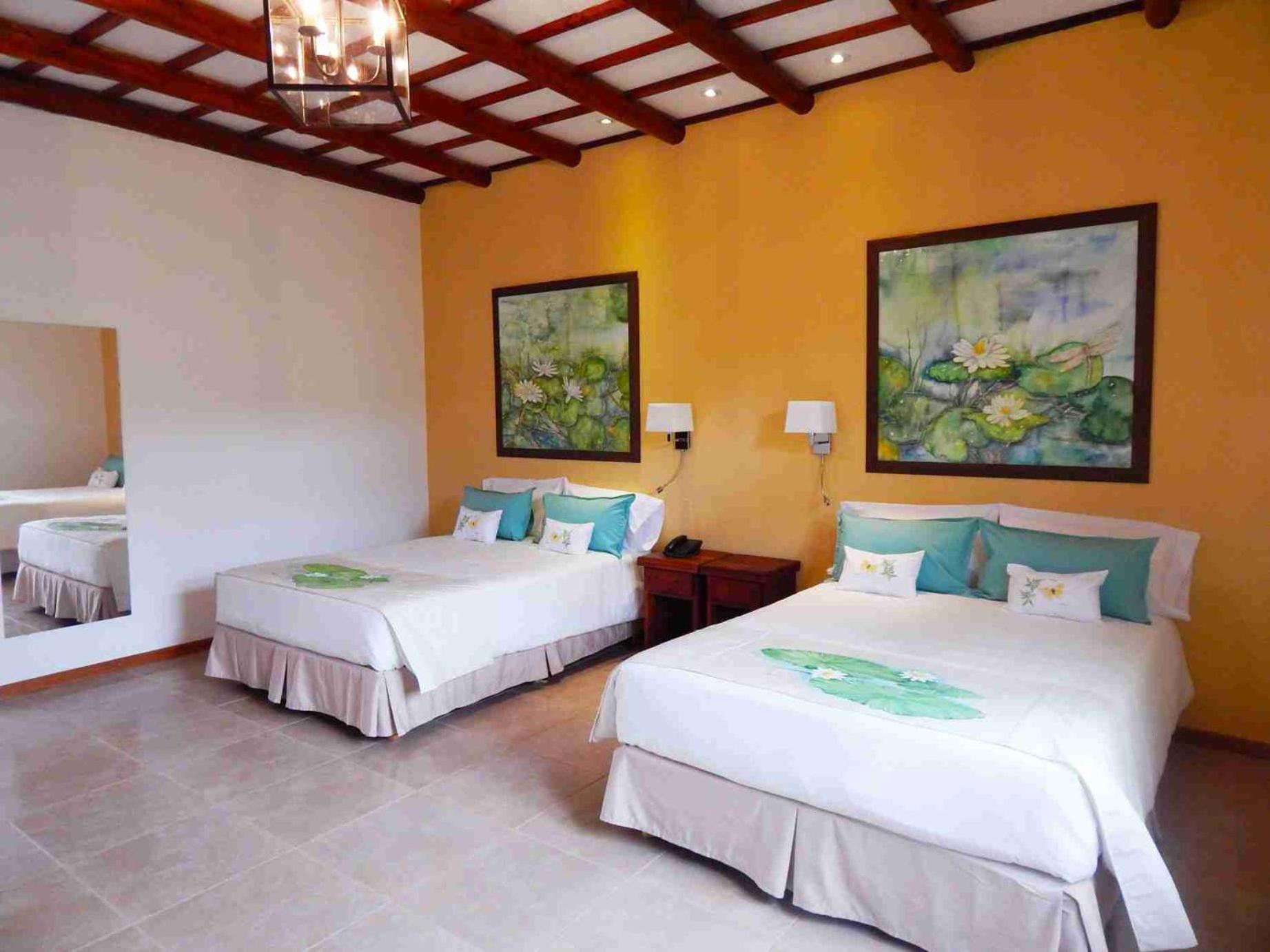 Queen Room with Two Queen Beds photo 3