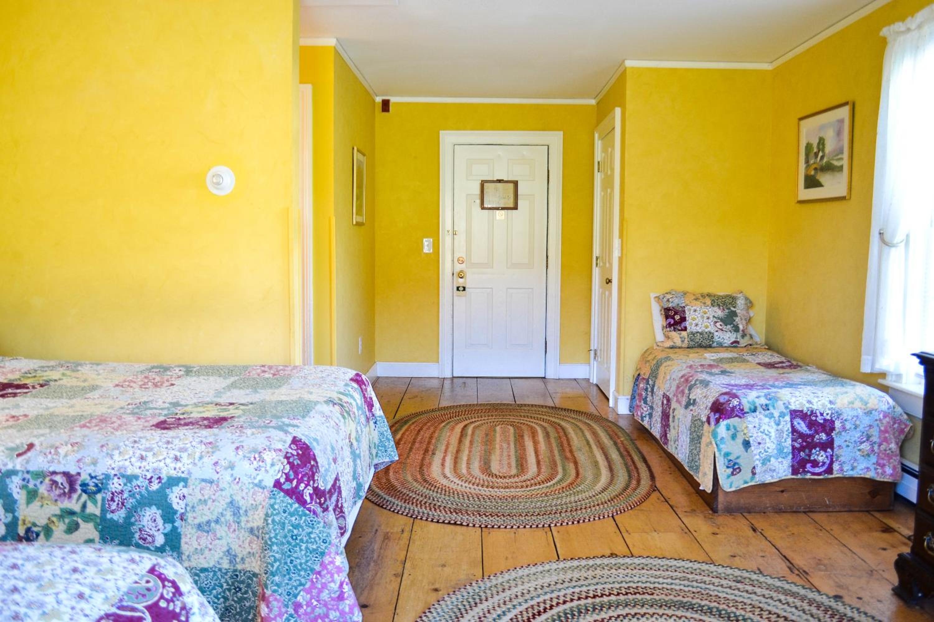 Deluxe Queen Room with Two Queen Beds - Photo 4