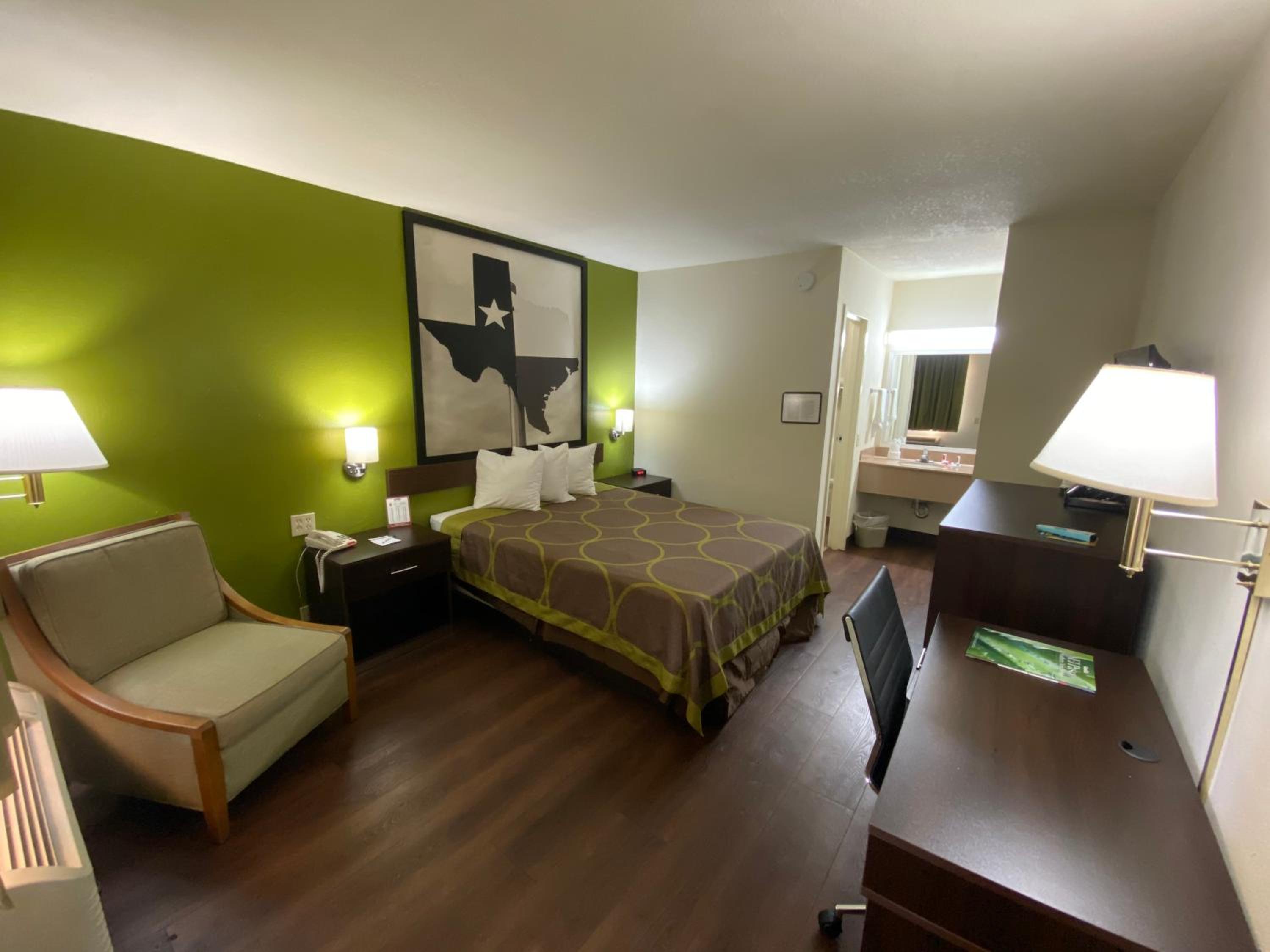 Queen Room - Non-Smoking - Photo 2