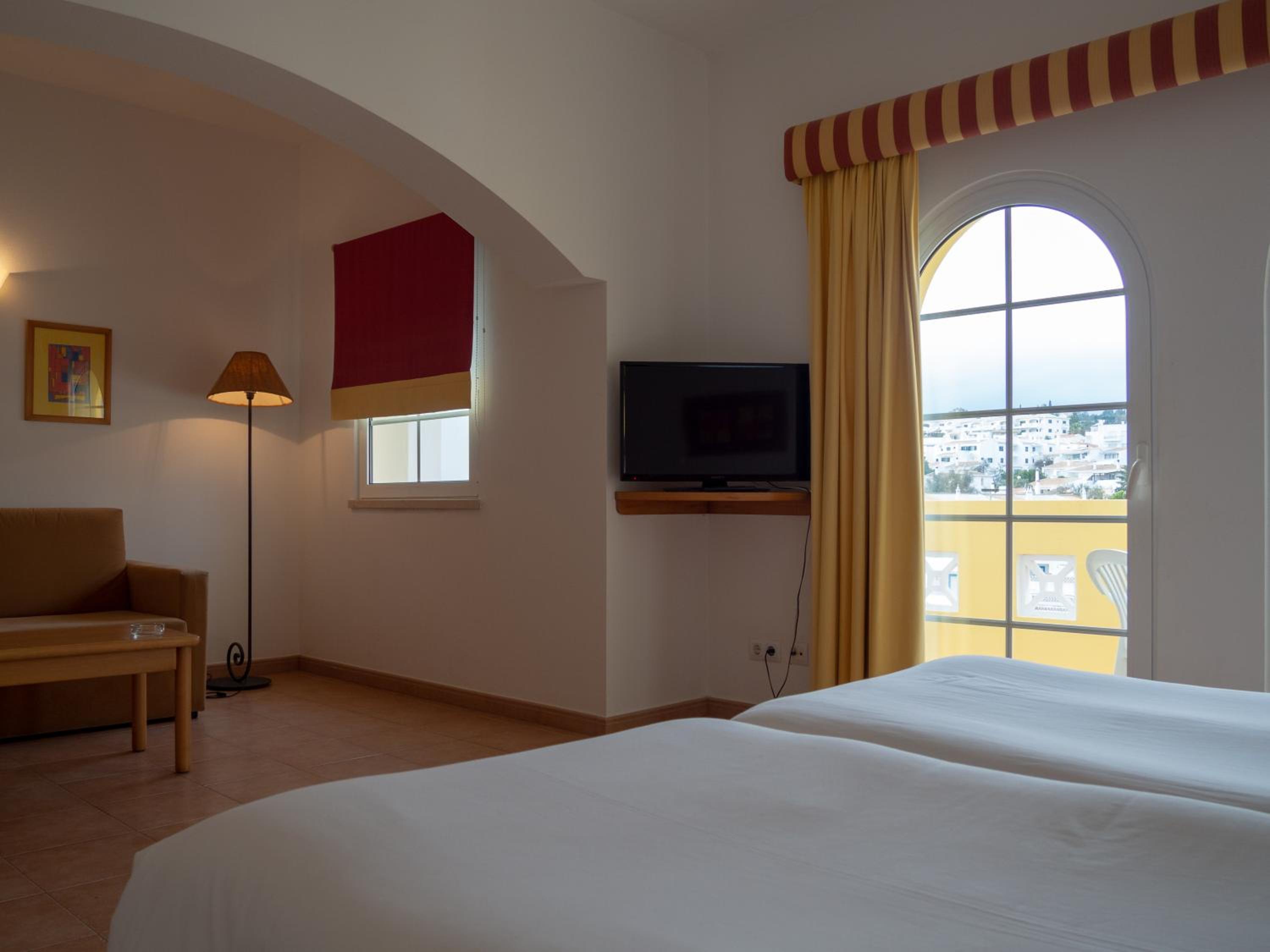 Superior Twin Room with Balcony and Pool View photo 3