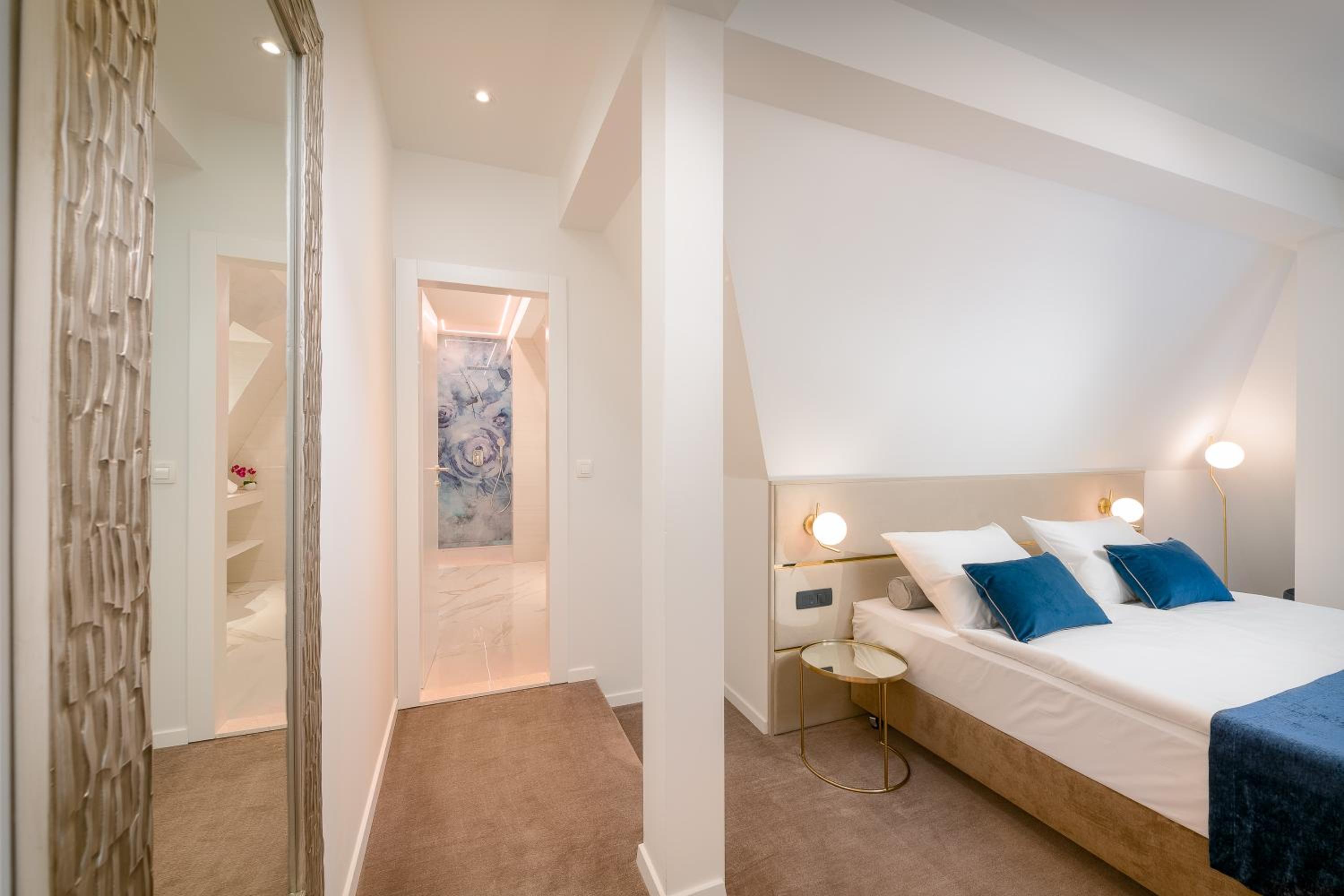 Deluxe Double or Twin Room - Photo 7