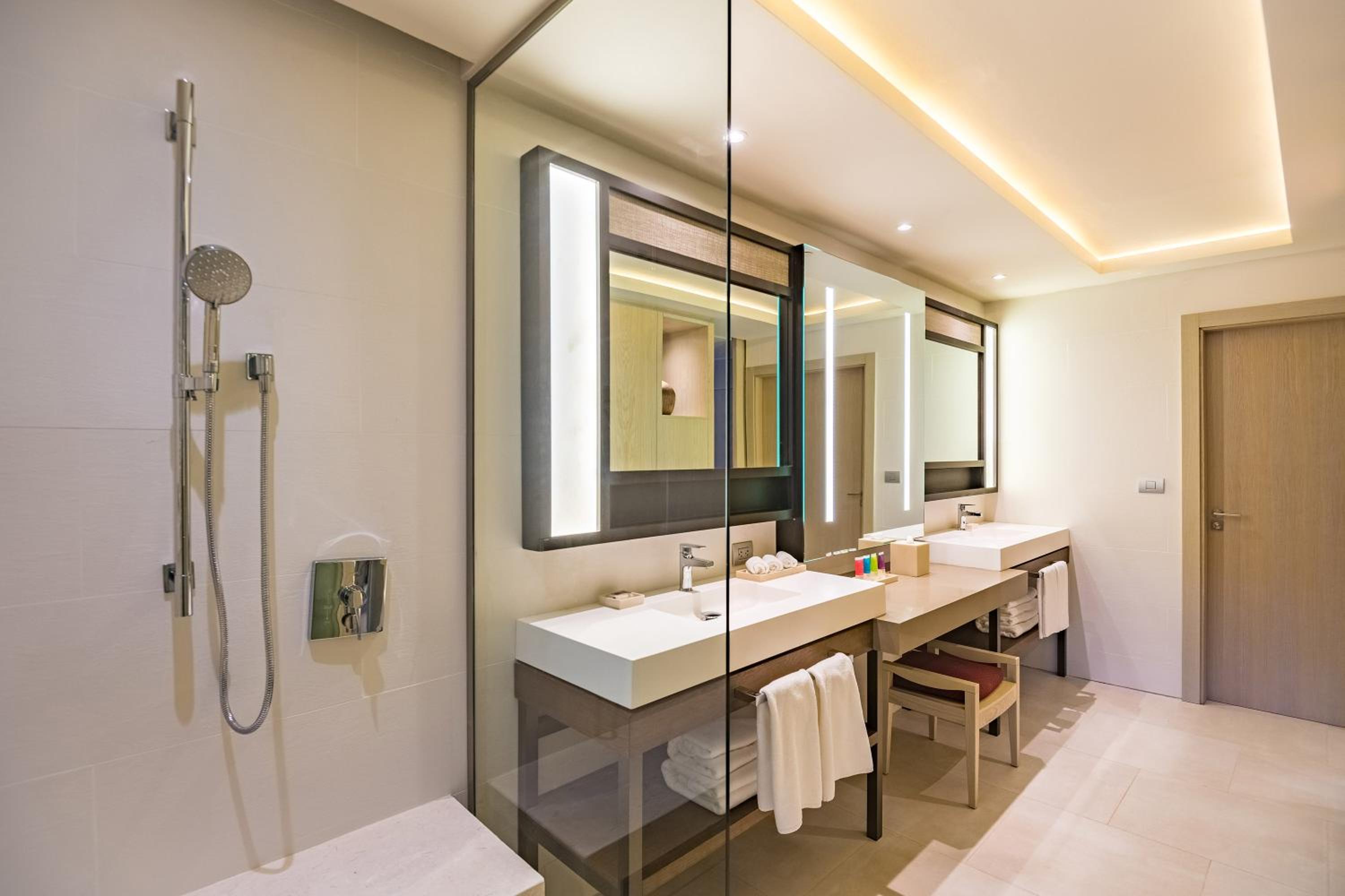 Club Junior Suite with One King Bed (Non Smoking) - Photo 1