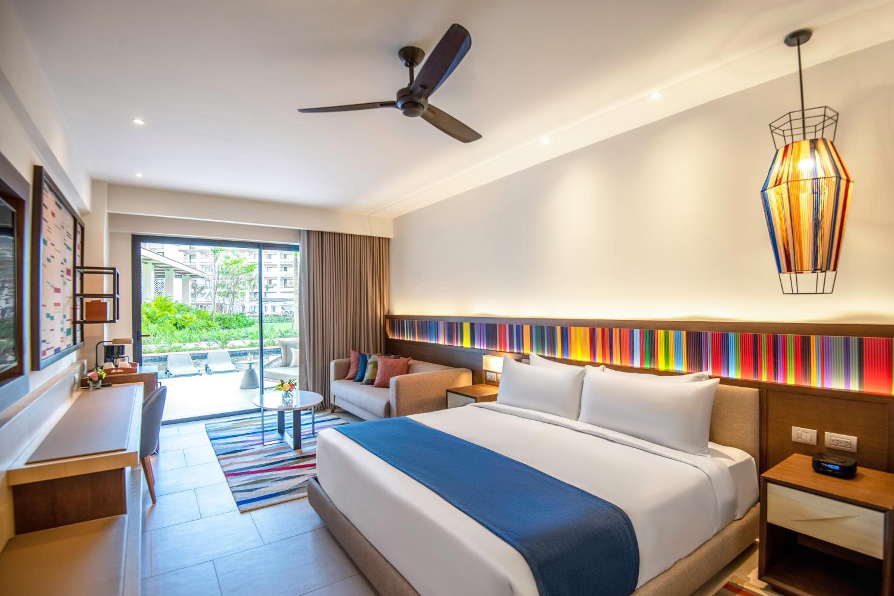 Swim Up Club Junior Suite with One King Bed (Non Smoking) - Photo 7