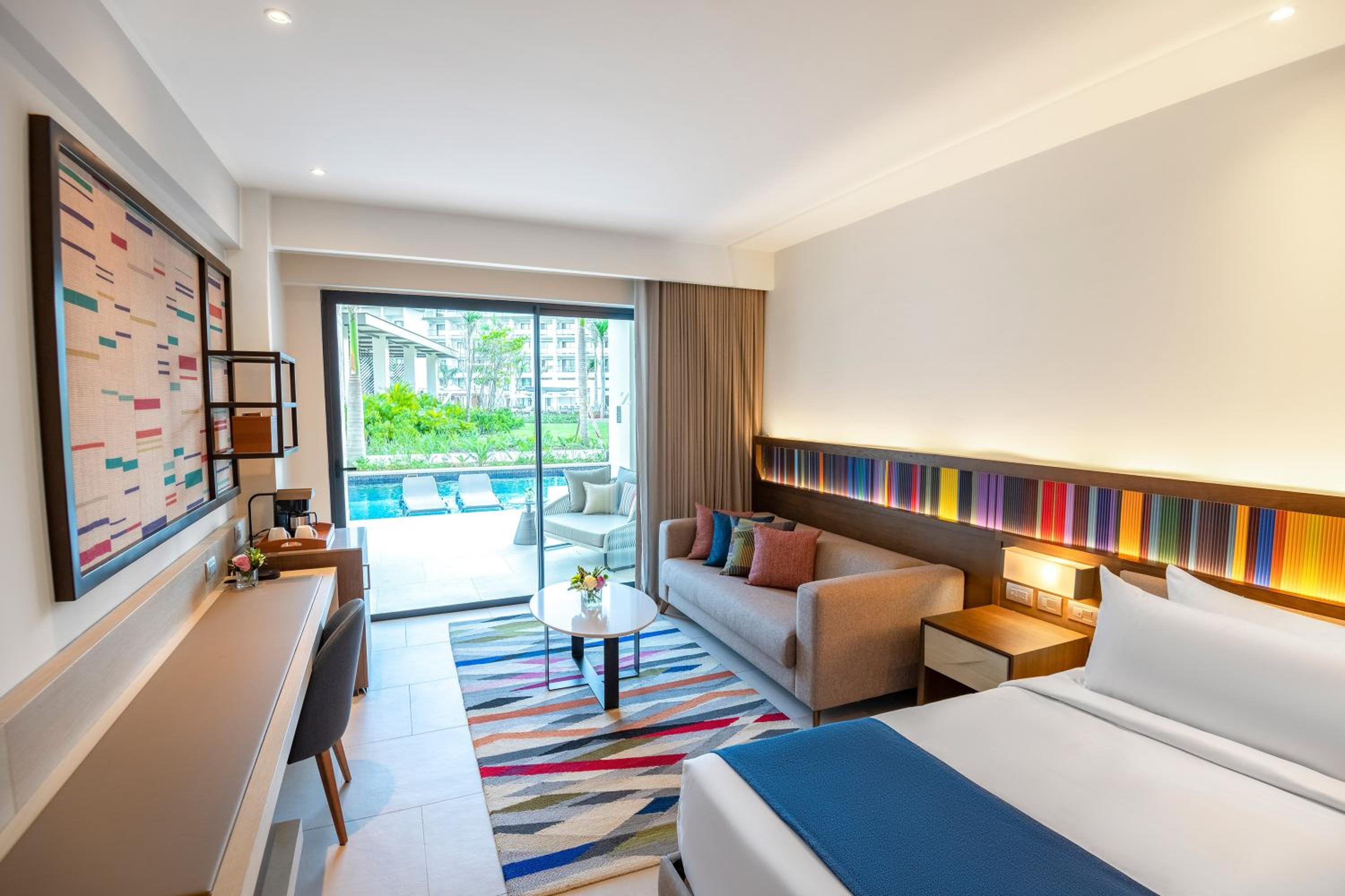 Swim Up Club Junior Suite with One King Bed (Non Smoking) - Photo 8