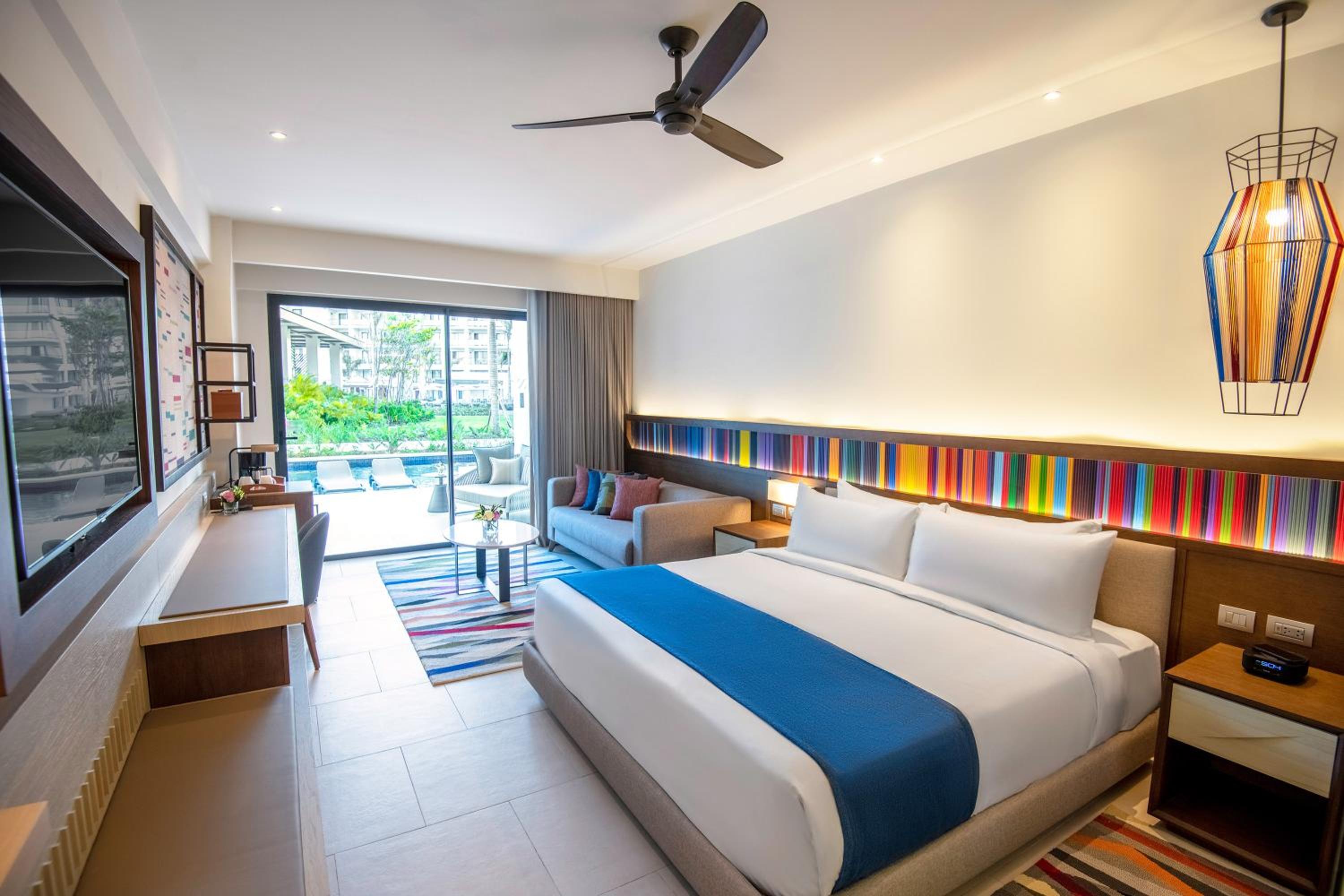 Swim Up Club Junior Suite with One King Bed (Non Smoking) - Photo 9