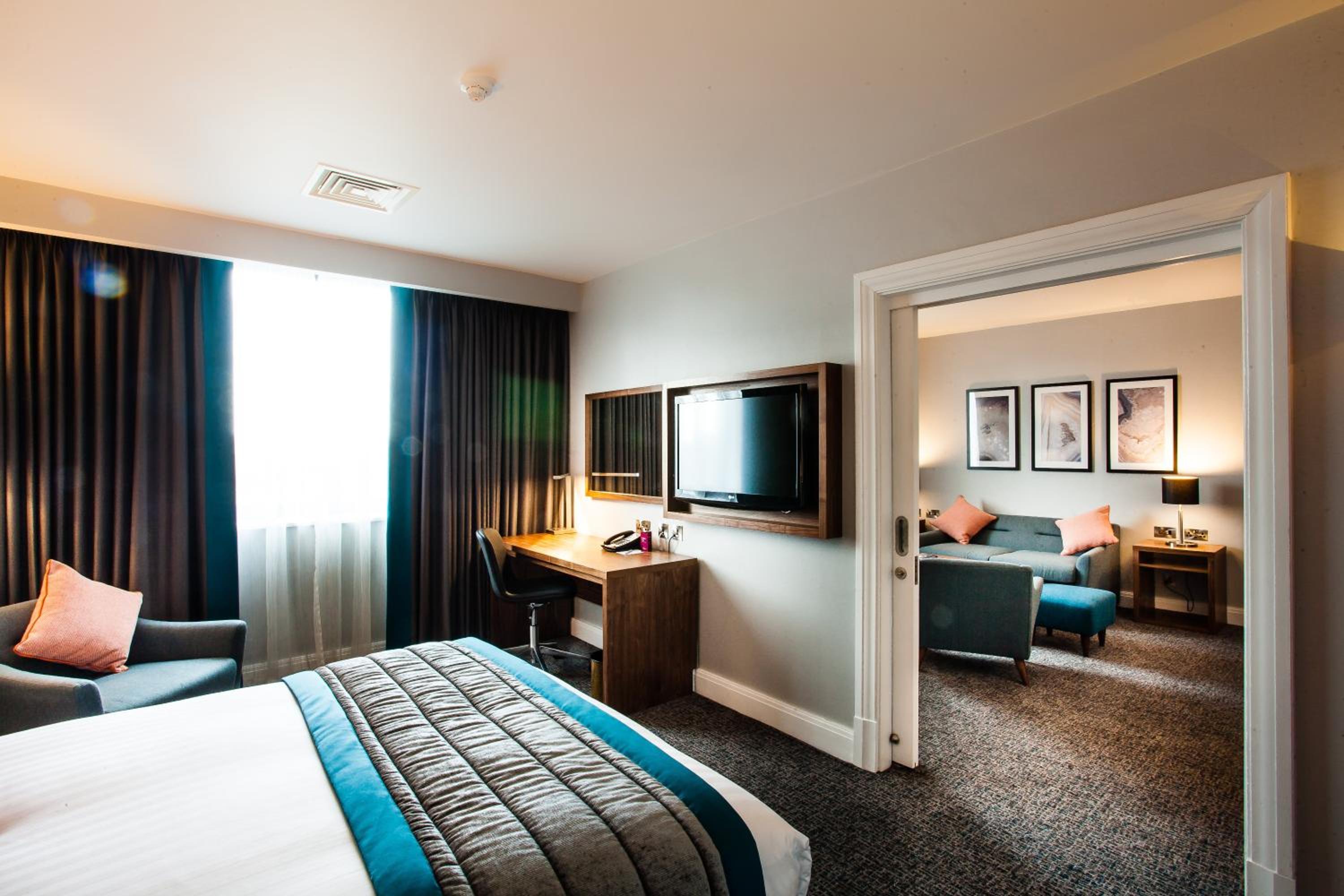 One-Bedroom Queen Suite with Lounge Access - Photo 3