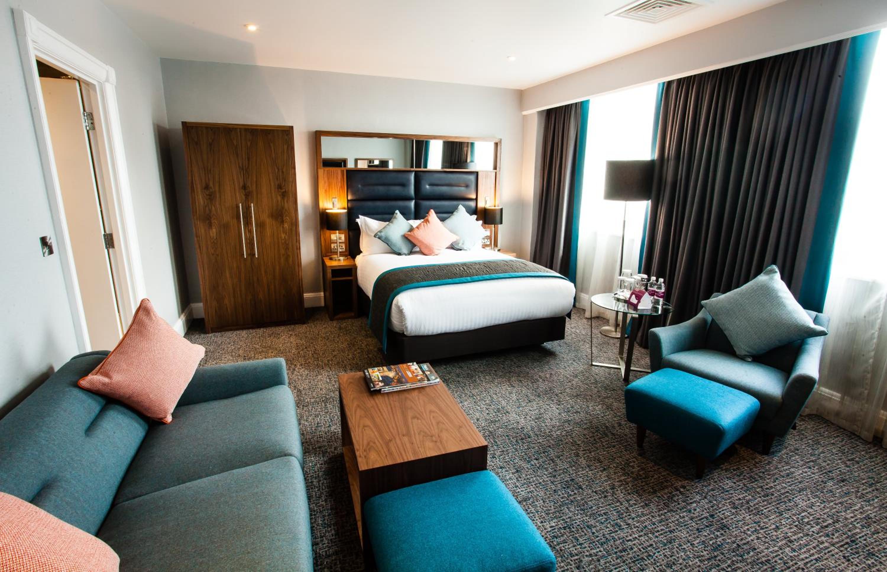 Junior Queen Suite with Lounge Access - Photo 9