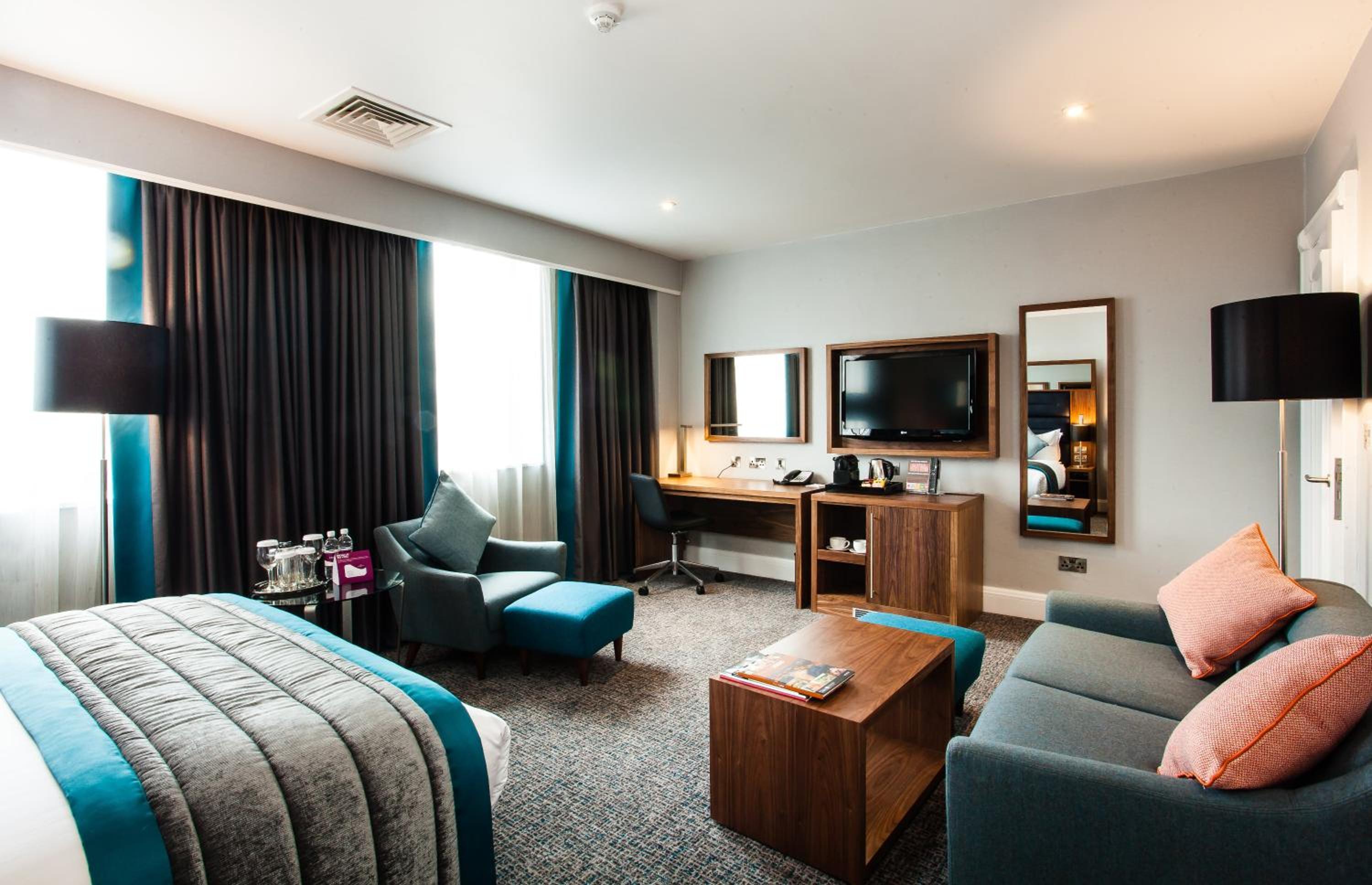 Junior Queen Suite with Lounge Access - Photo 3
