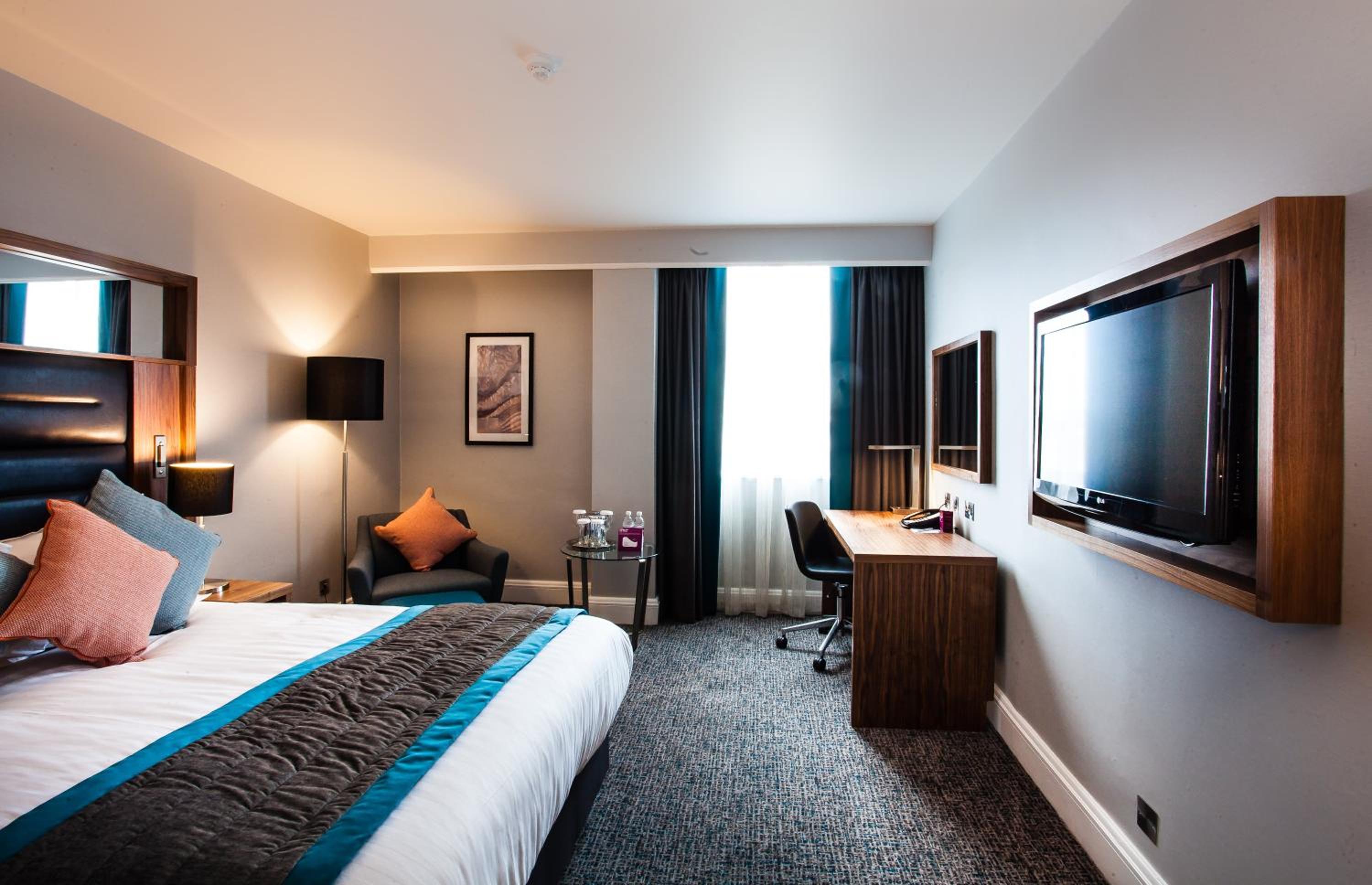 Standard Queen Room with Lounge Access - Photo 3