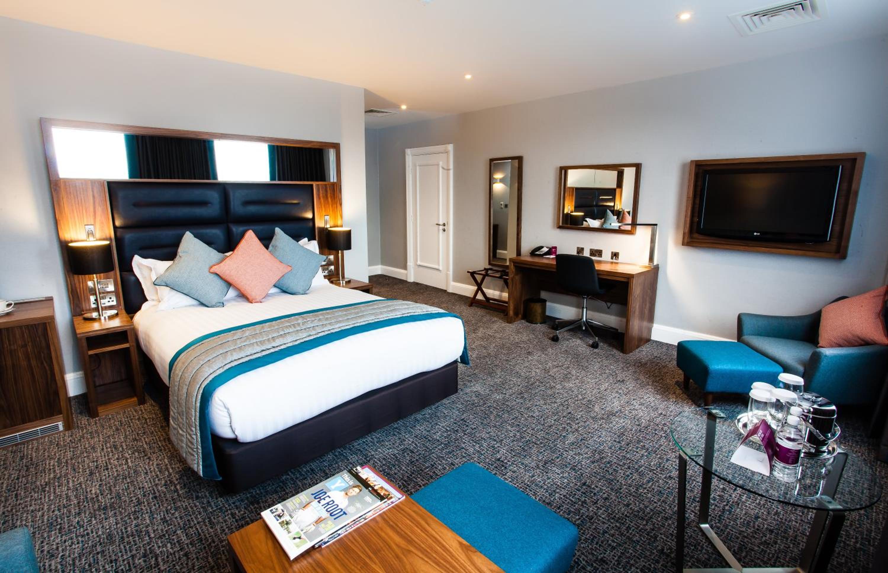 Junior Queen Suite with Lounge Access - Photo 5