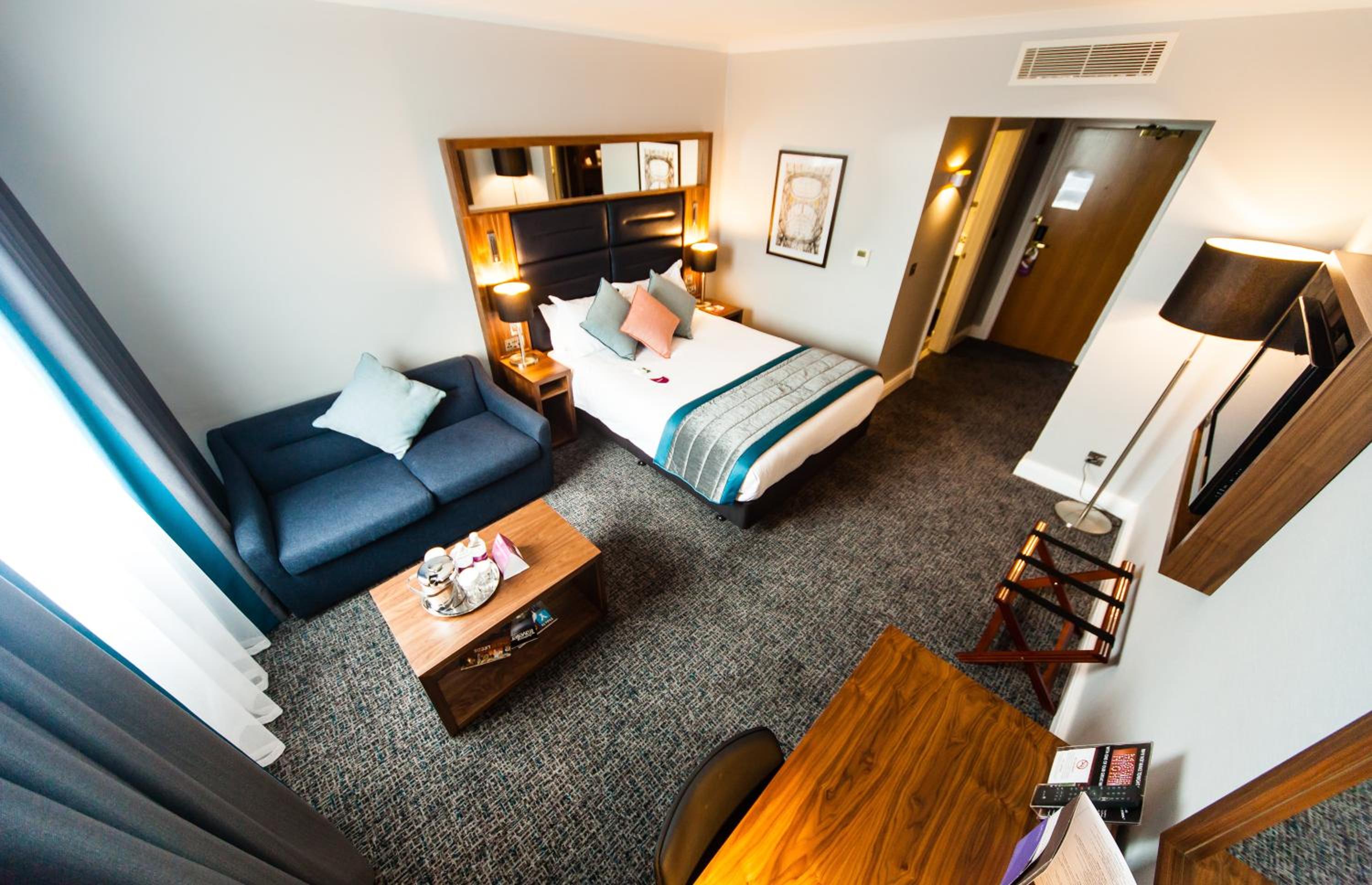 Standard Queen Room with Sofa Bed - Photo 6