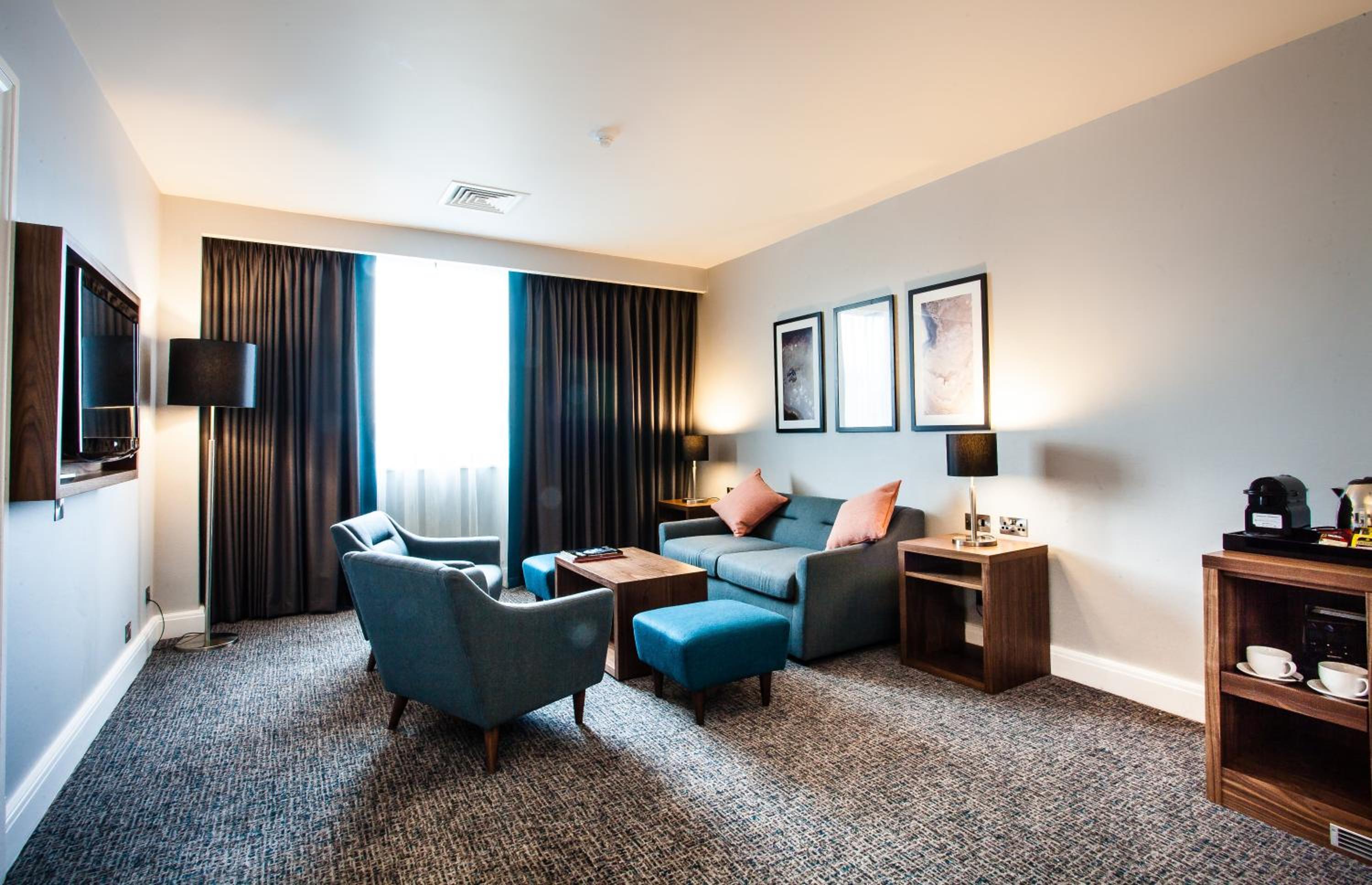 One-Bedroom Queen Suite with Lounge Access - Photo 4