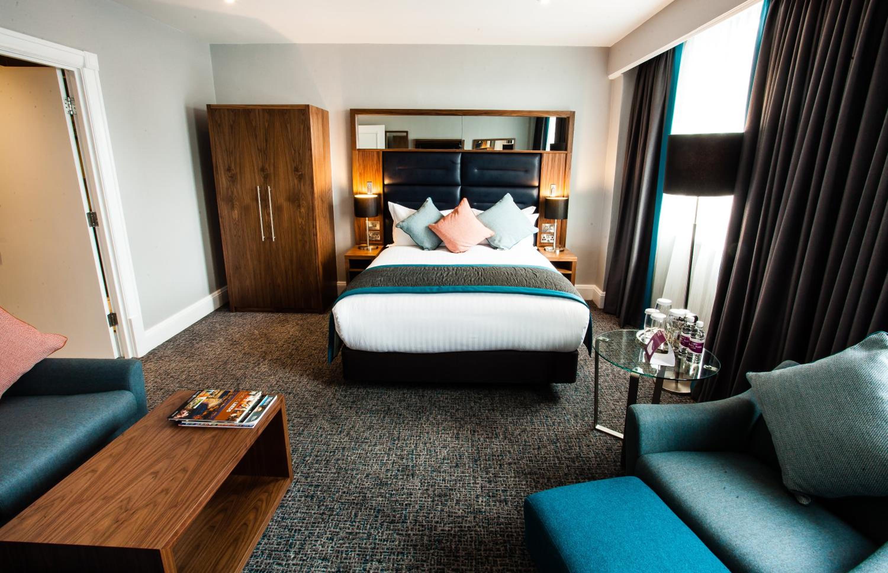 Junior Queen Suite with Lounge Access - Photo 2