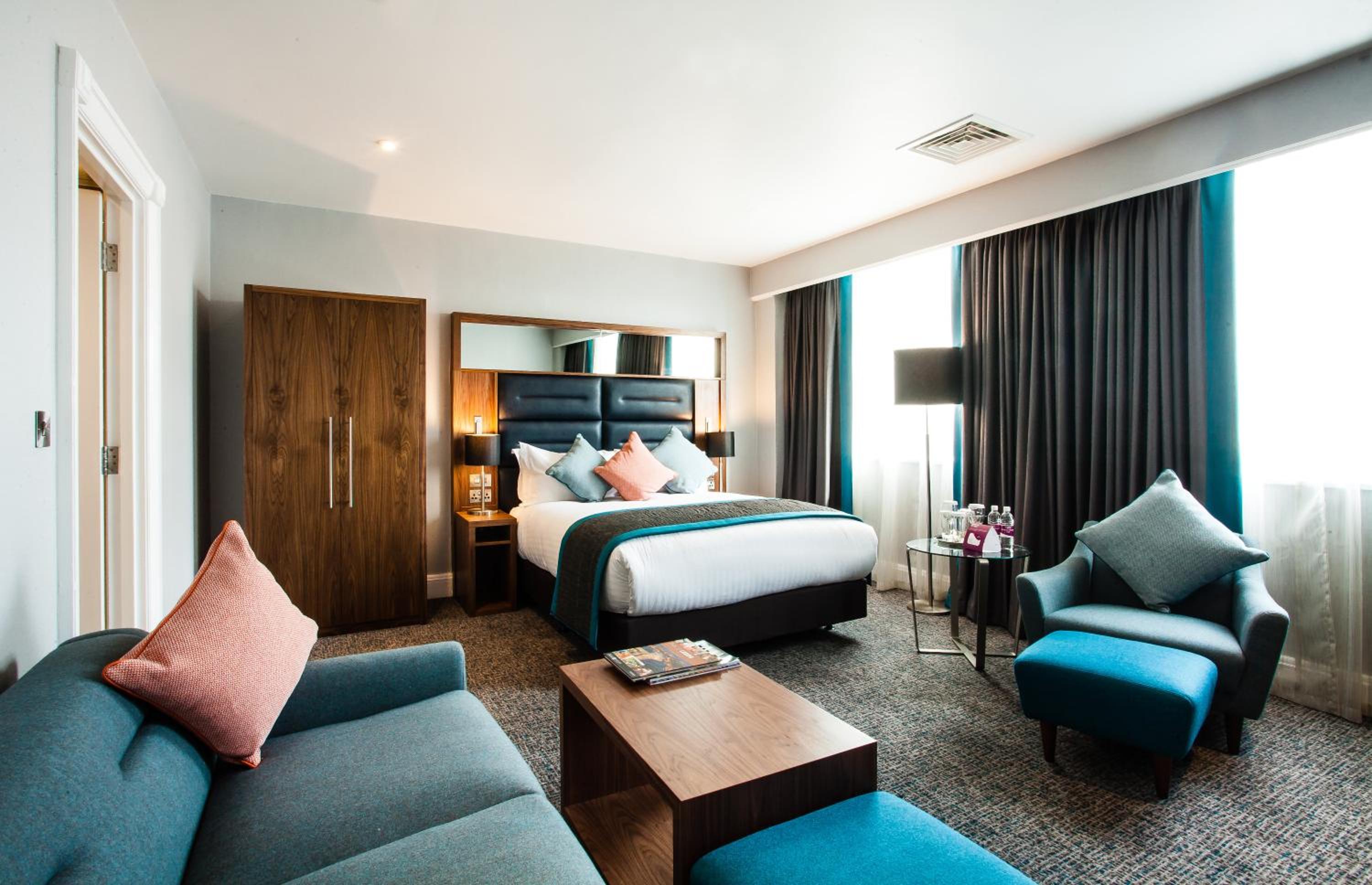 Junior Queen Suite with Lounge Access - Photo 8