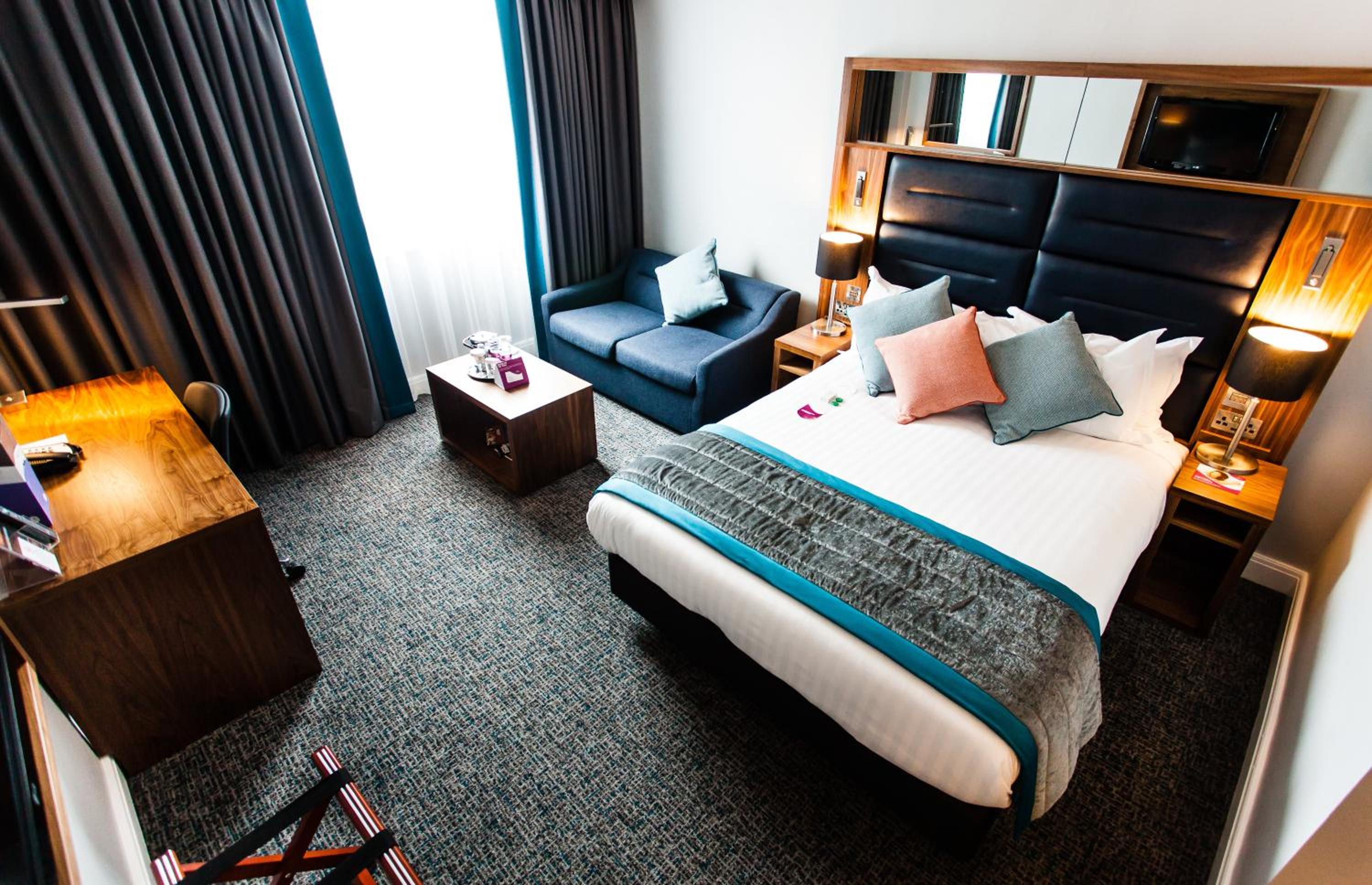 Standard Queen Room with Sofa Bed - Photo 7