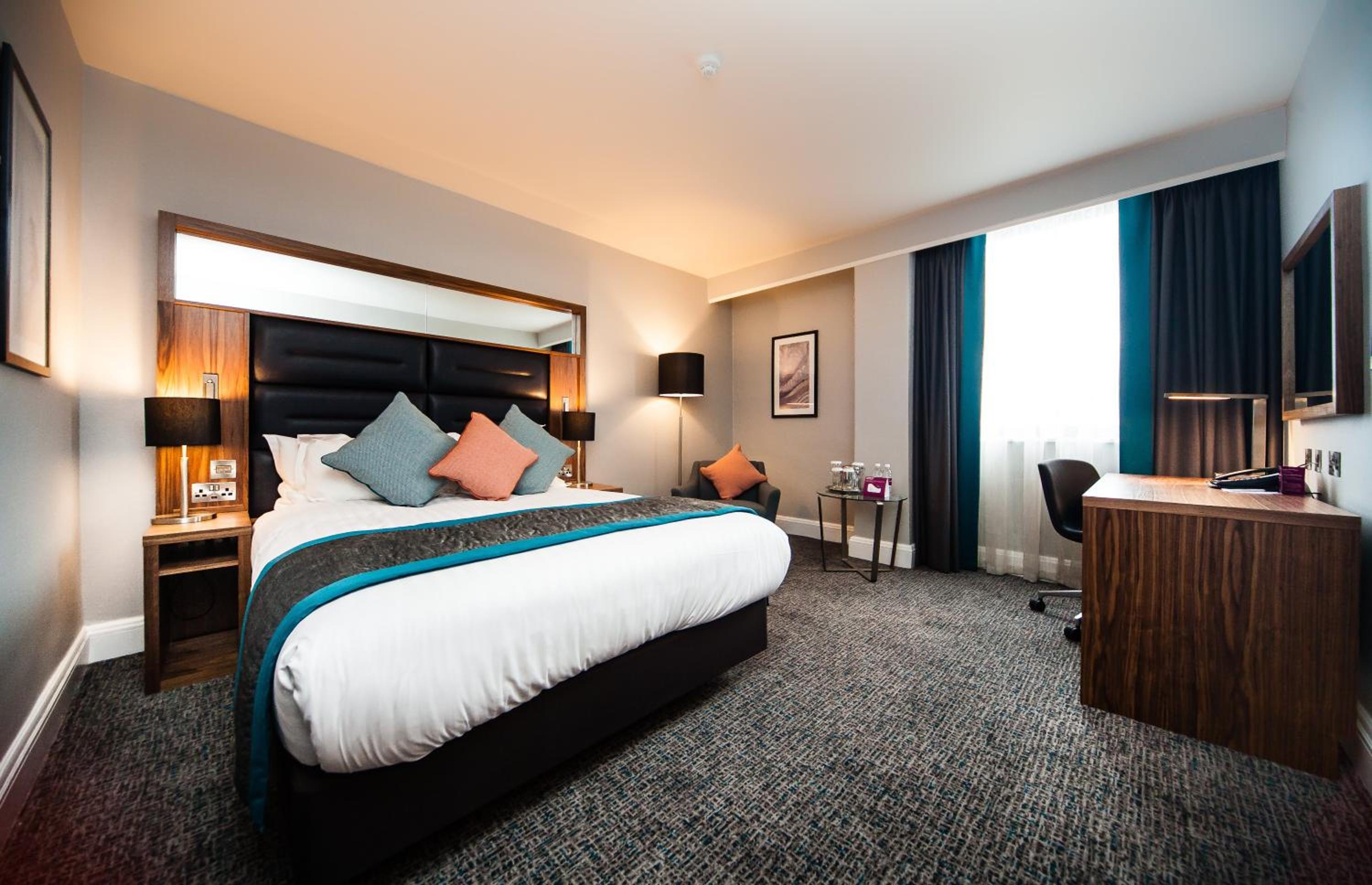 One-Bedroom Queen Suite with Lounge Access - Photo 5