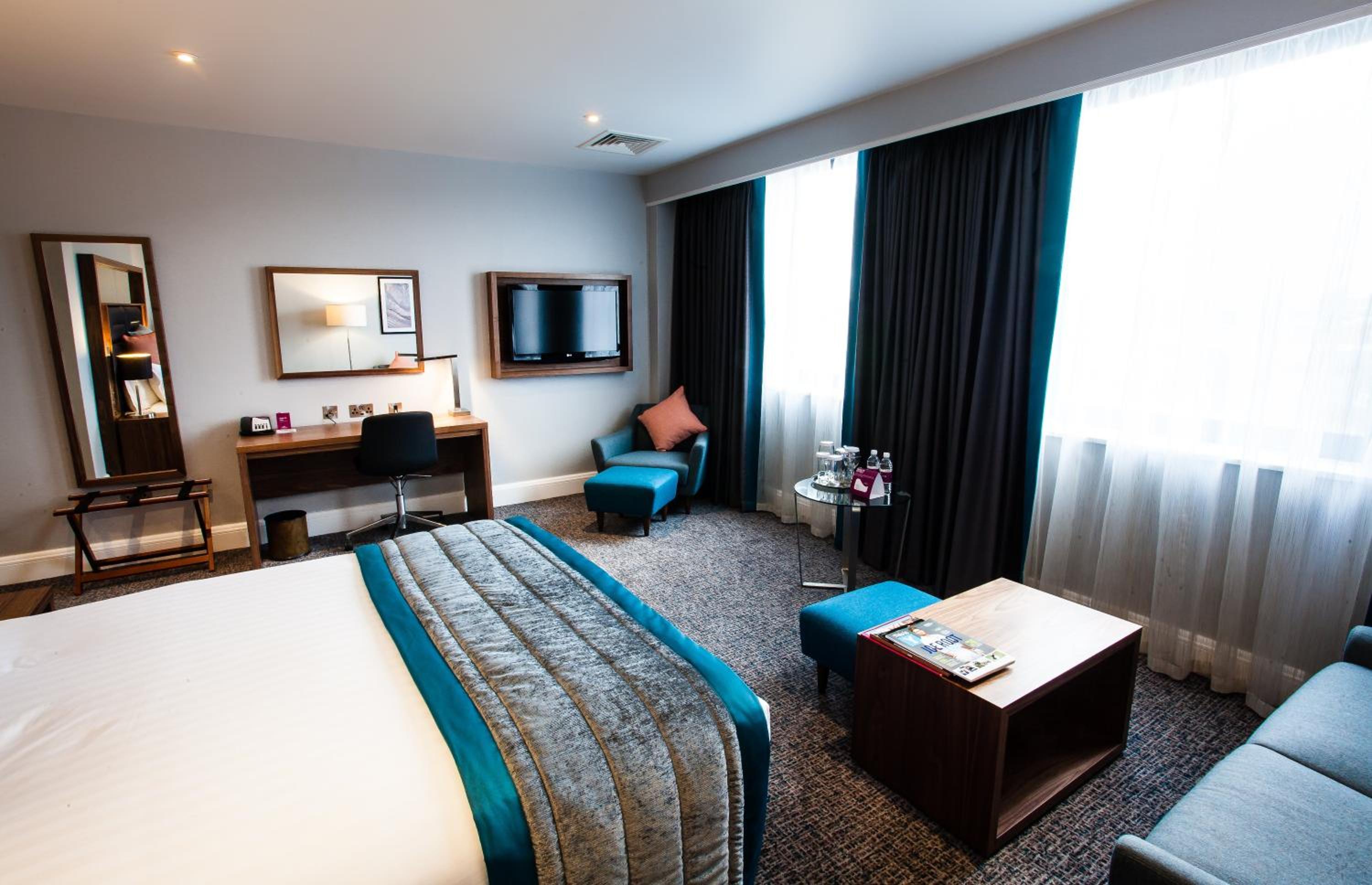 Junior Queen Suite with Lounge Access - Photo 4
