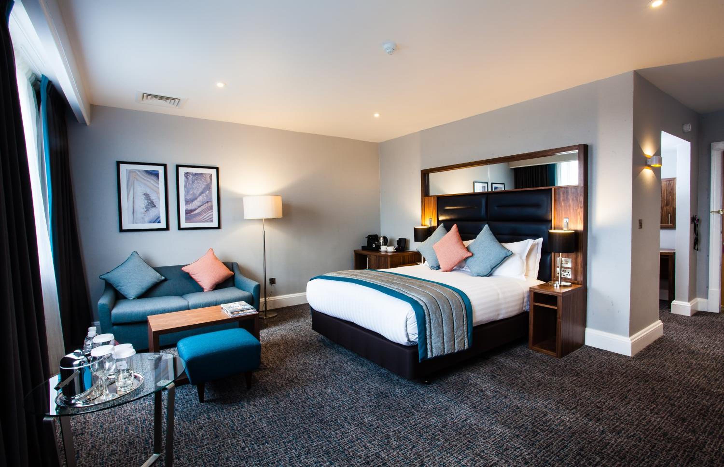 Junior Queen Suite with Lounge Access - Photo 1