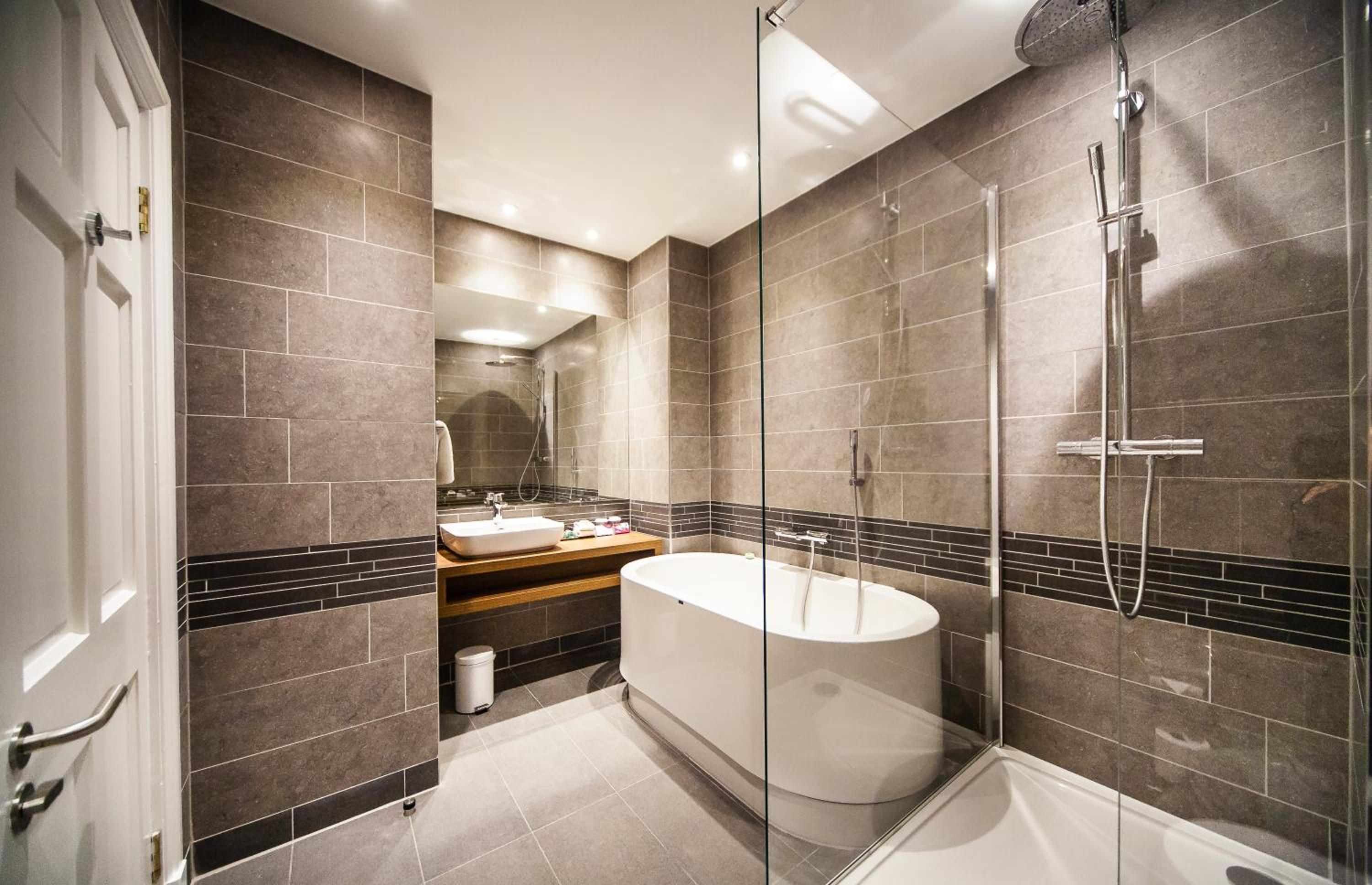One-Bedroom Queen Suite with Lounge Access - Photo 8