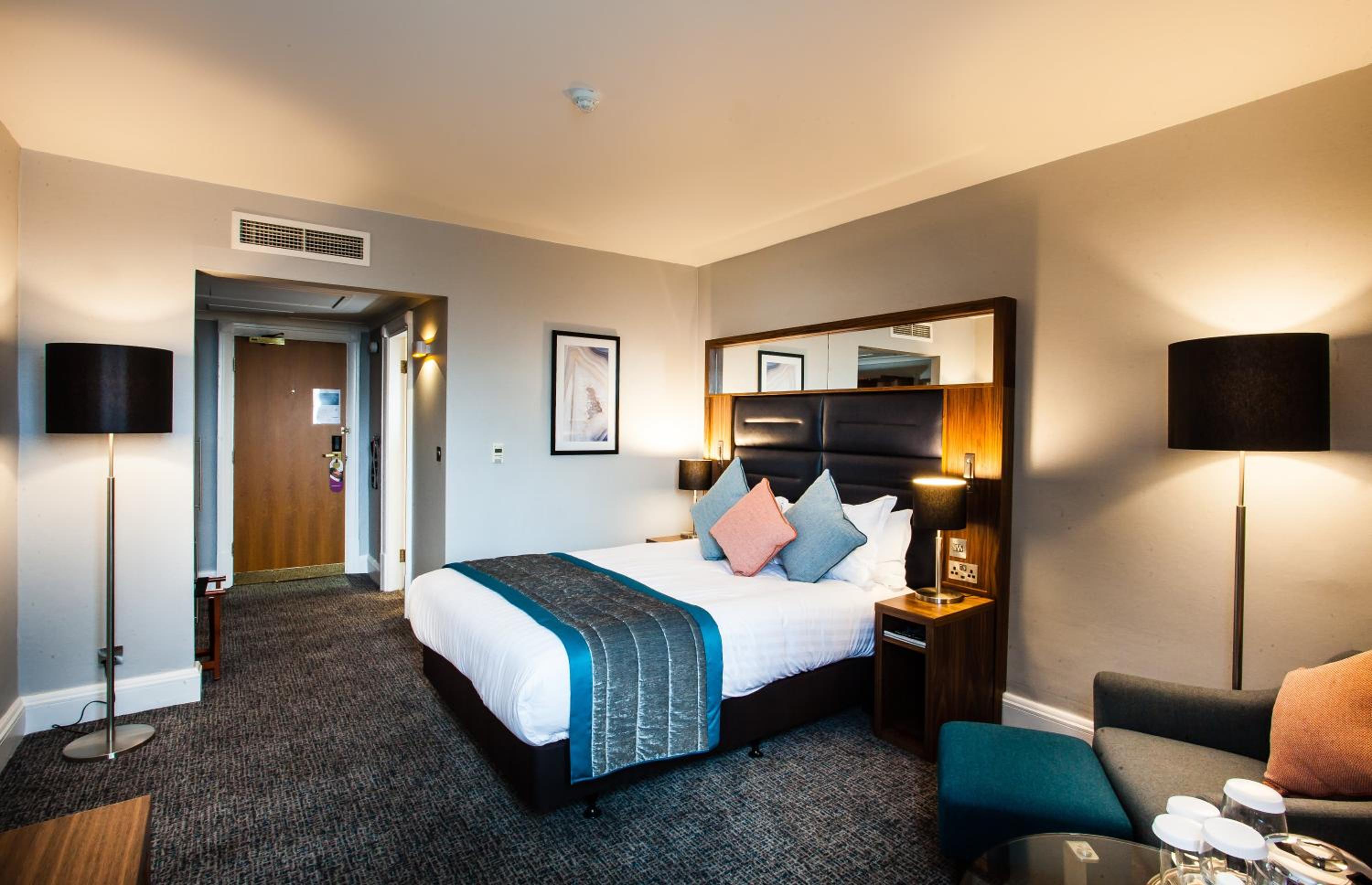 Standard Queen Room with Lounge Access - Photo 1