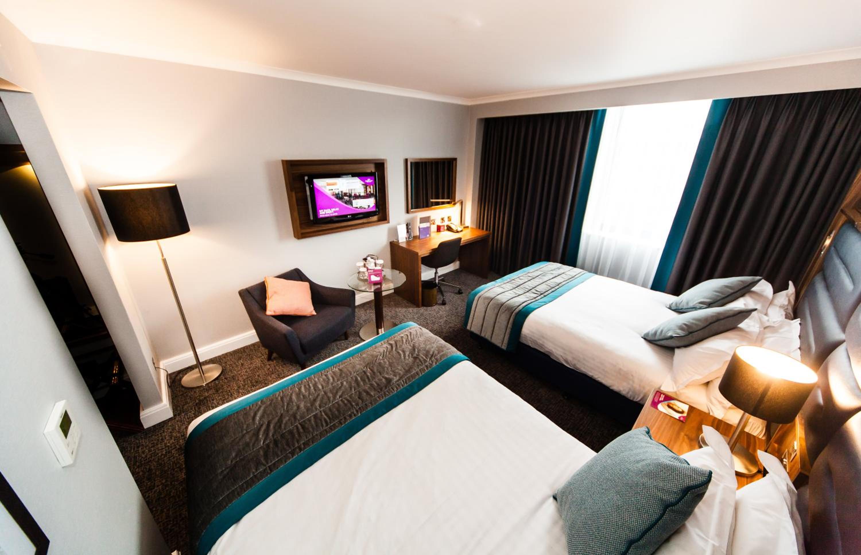 Standard Queen Room with Two Queen Beds - Photo 5