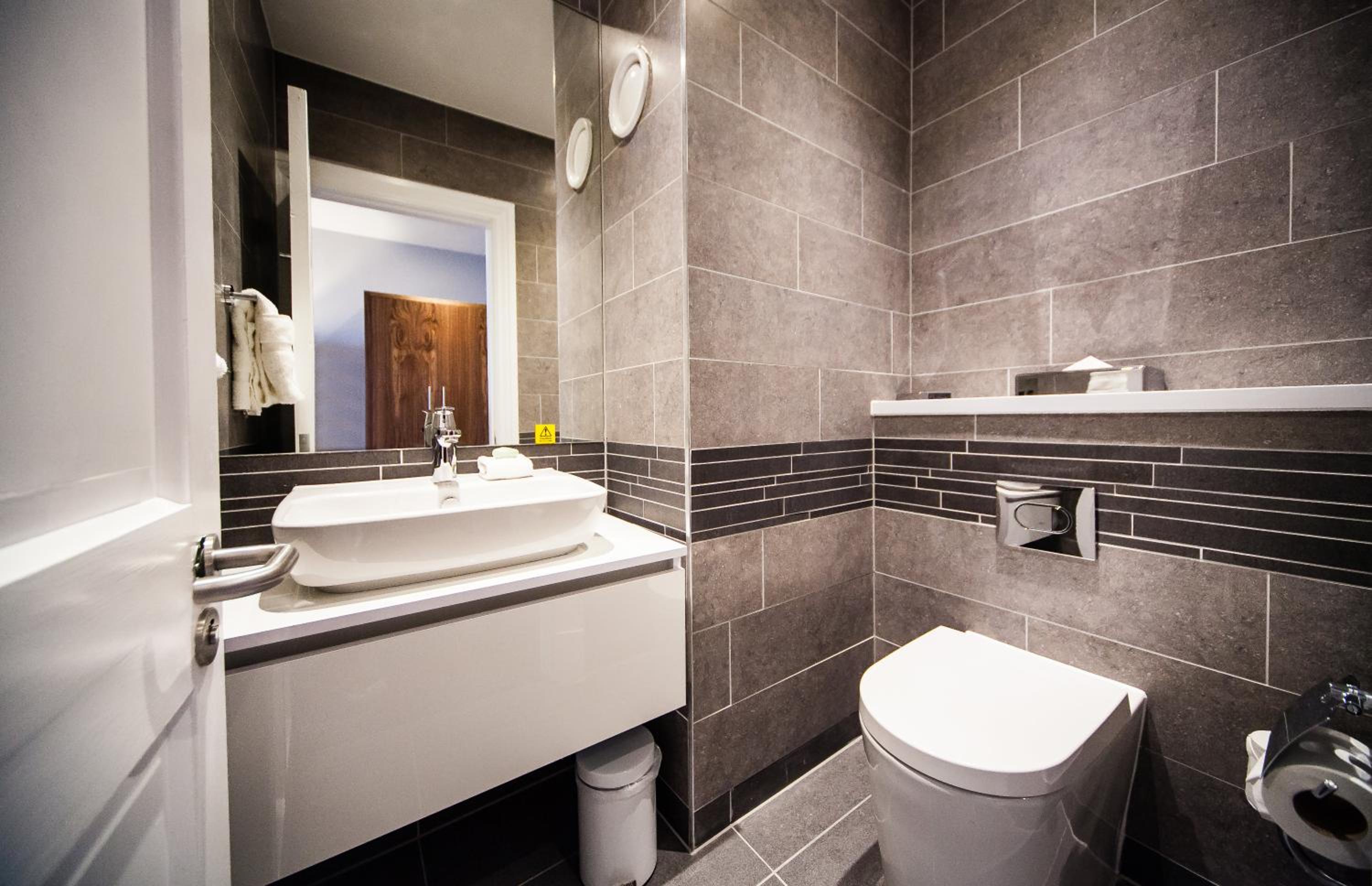 One-Bedroom Queen Suite with Lounge Access - Photo 9