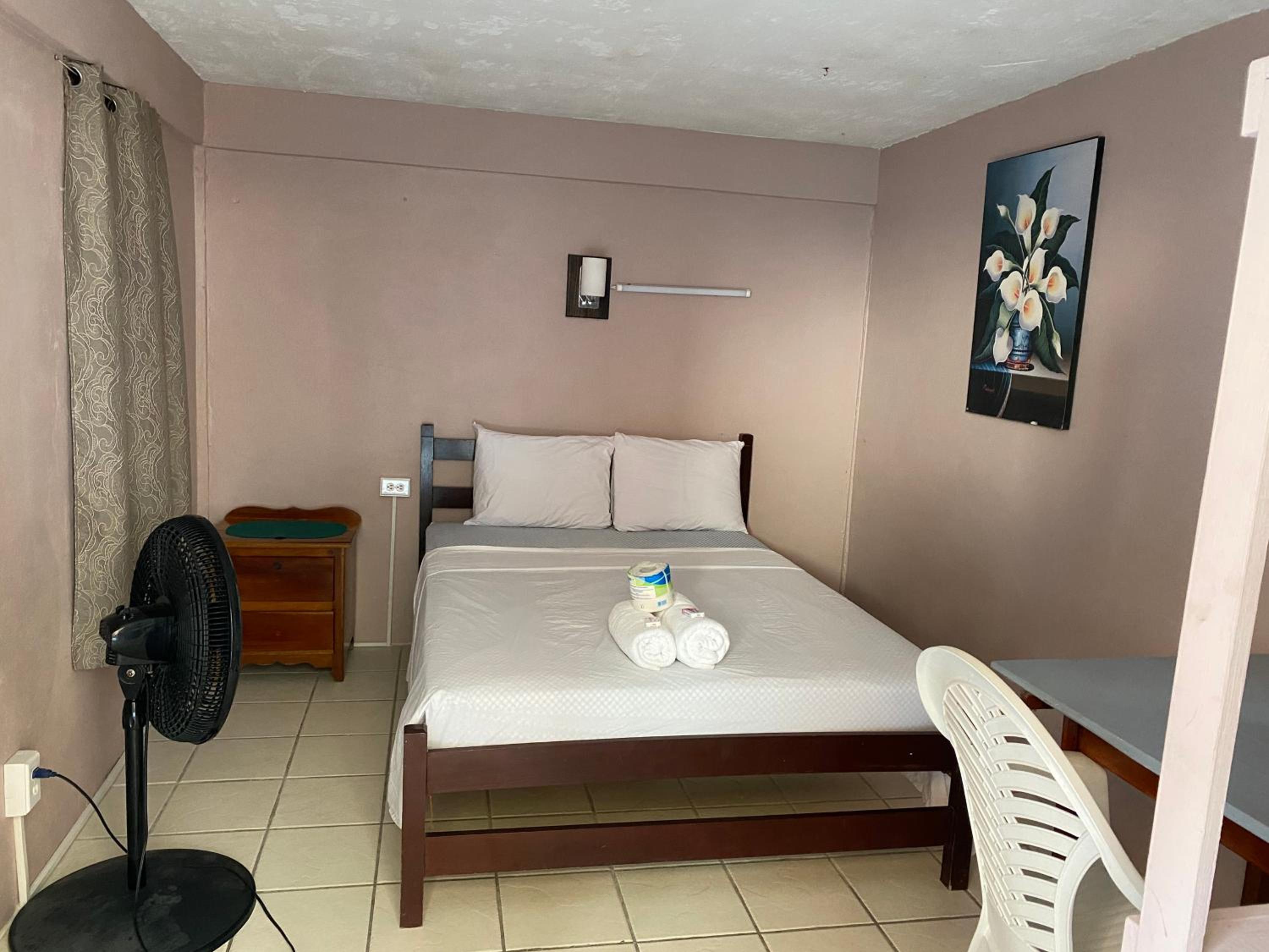 Basic Private - Shared Bathroom - Fan / No A/C - Room 1A