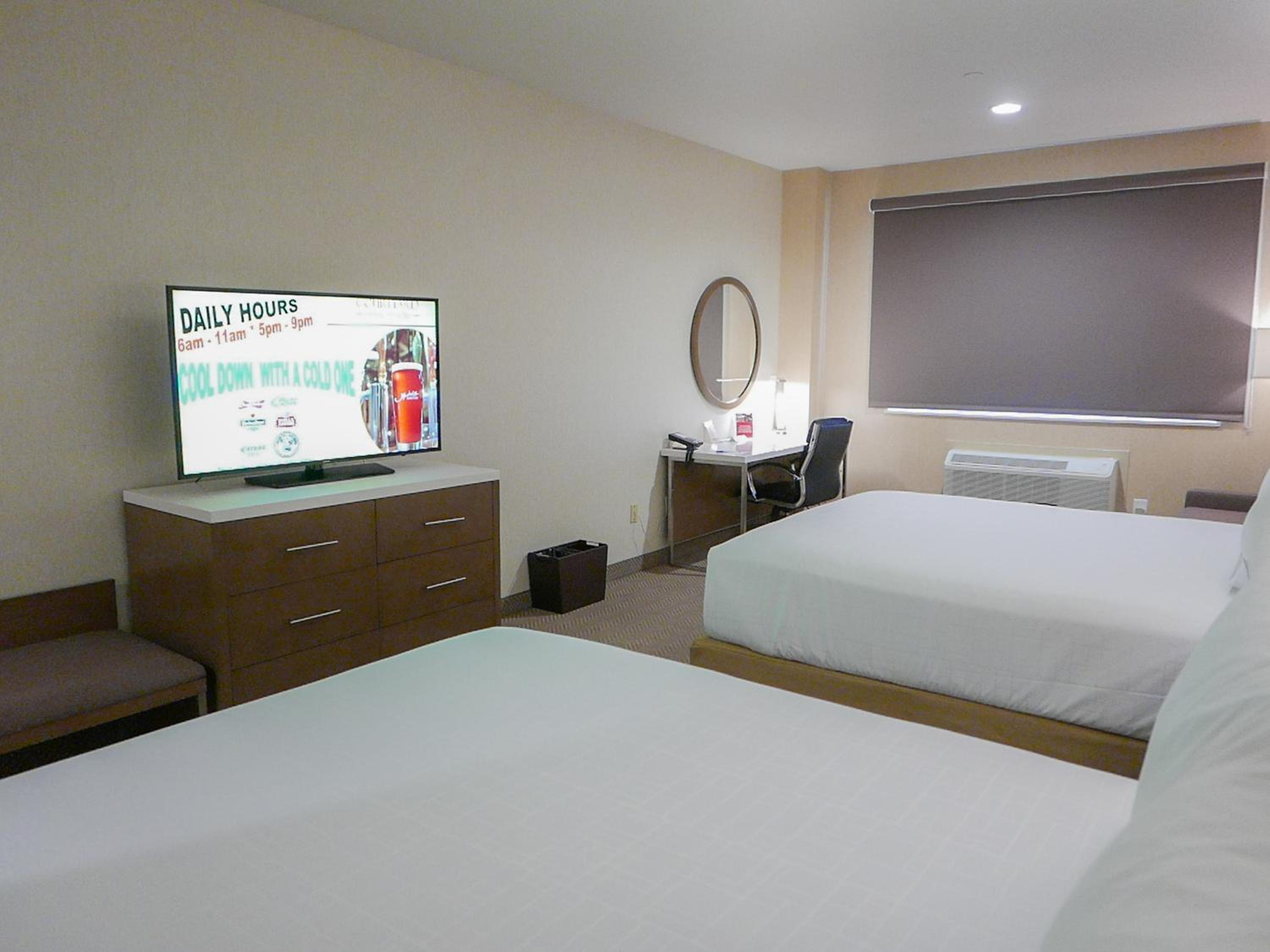 Queen Room with Two Queen Beds - Non-Smoking - Photo 4
