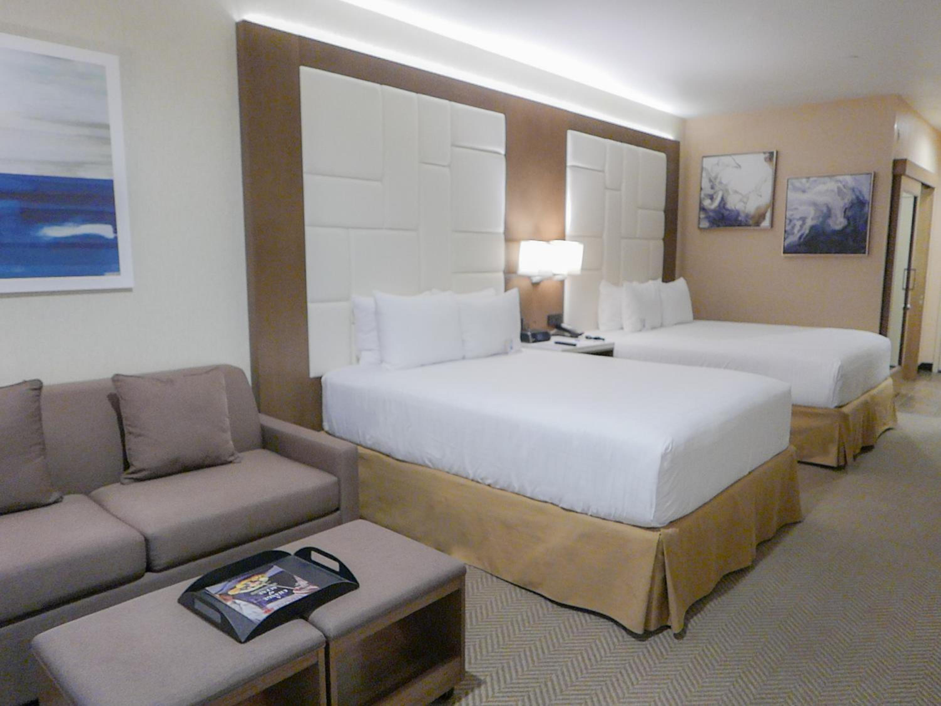 Deluxe Queen Room with Two Queen Beds - Non-Smoking - Photo 3
