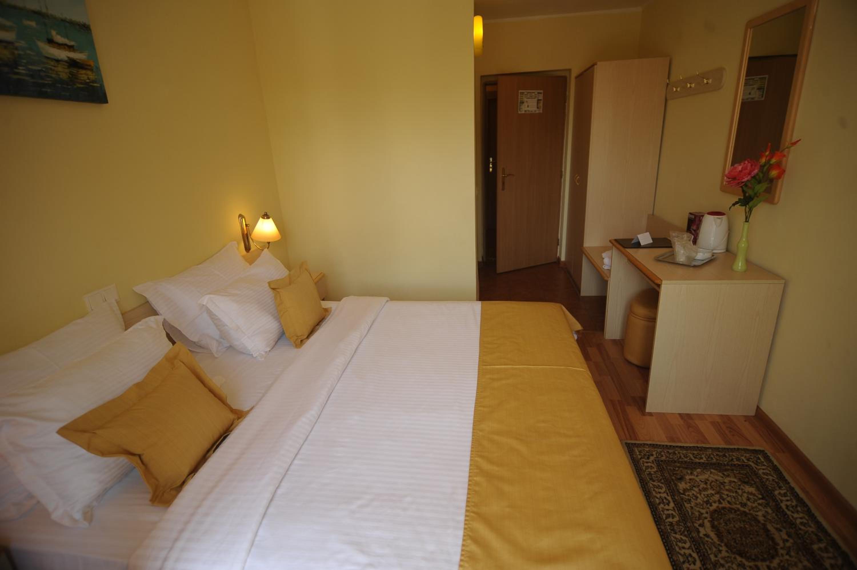 Double or Twin Room - Photo 6