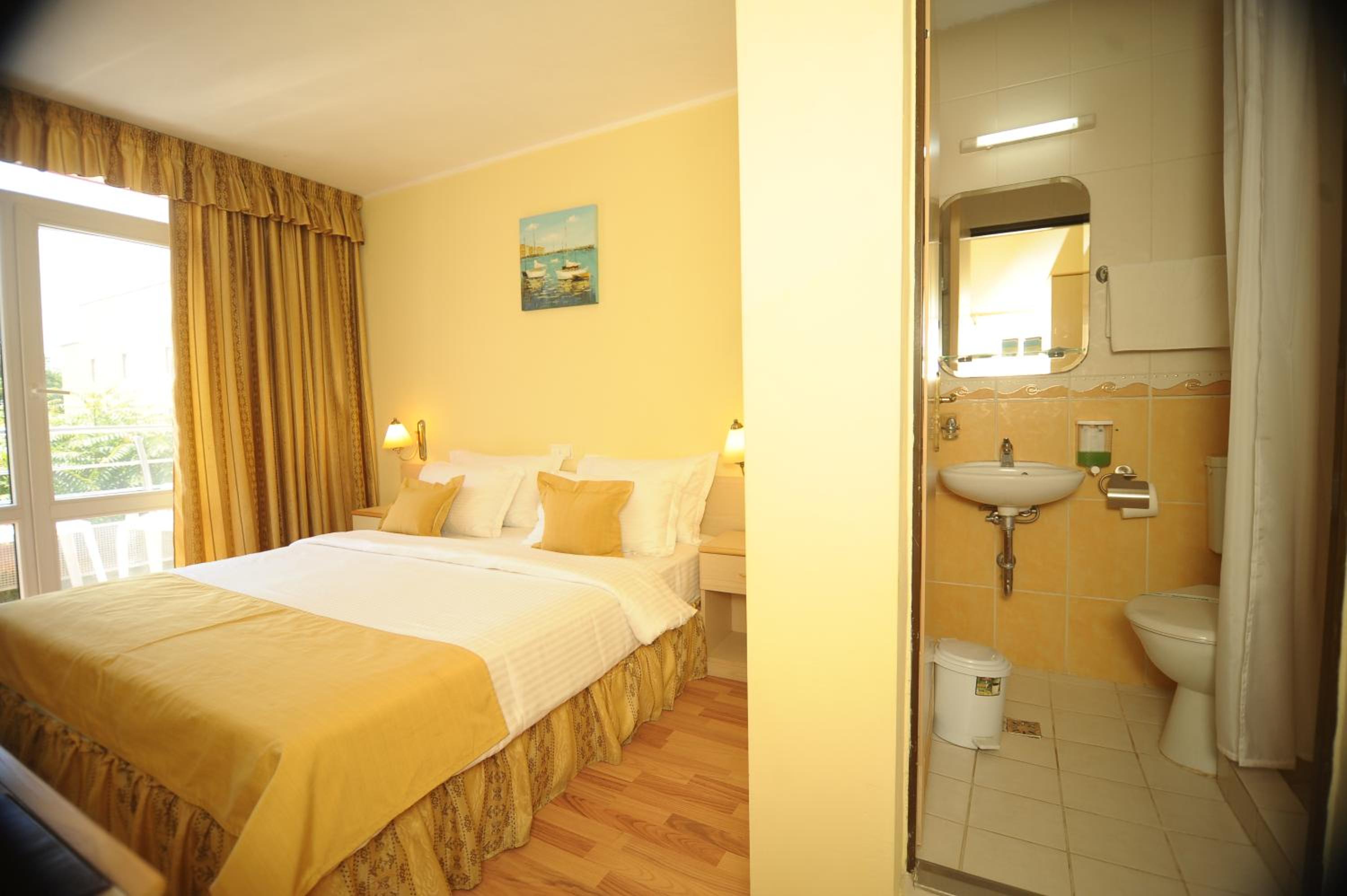 Double or Twin Room - Photo 7