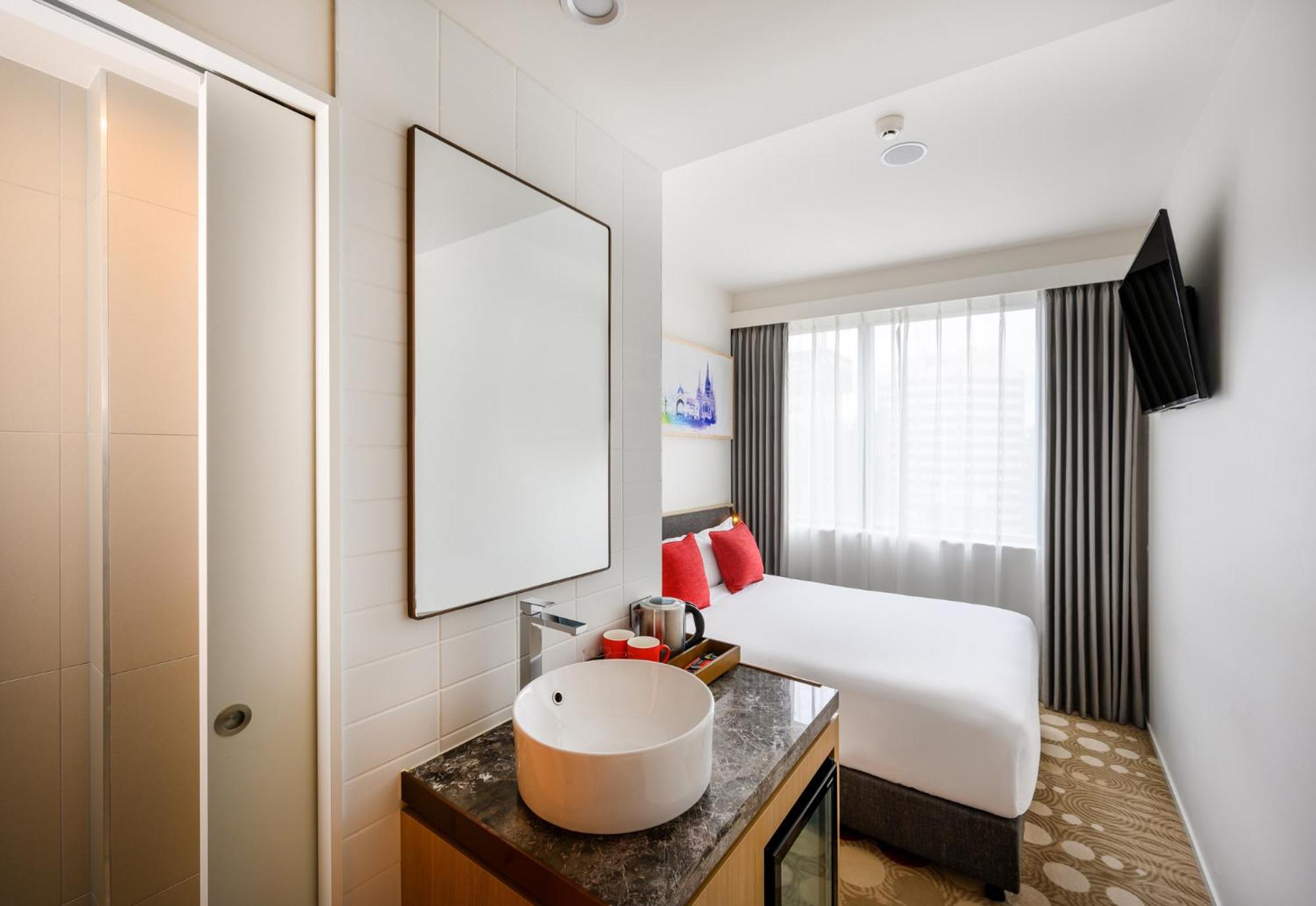 Compact Queen Room photo 2