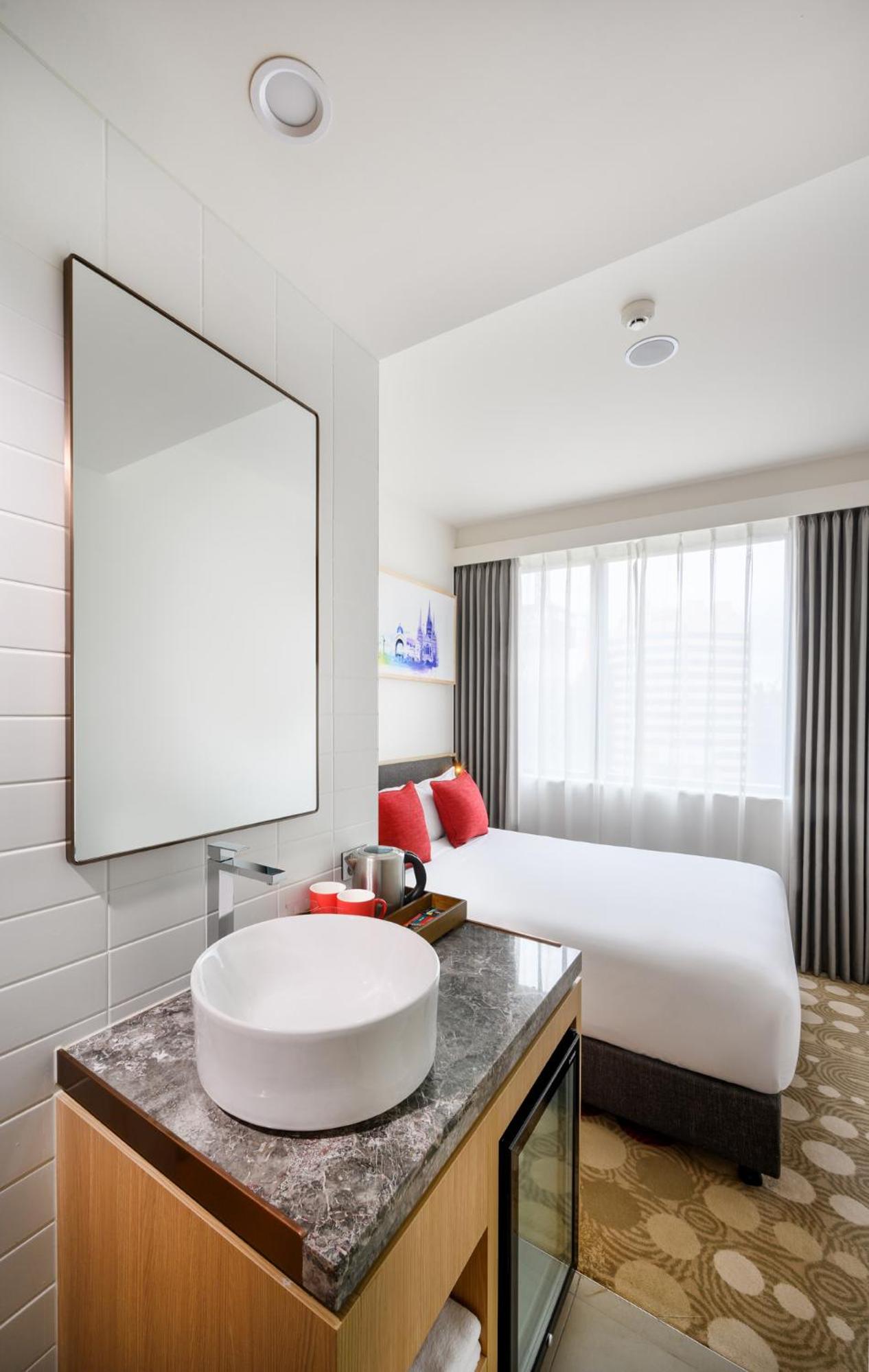 Compact Queen Room photo 3