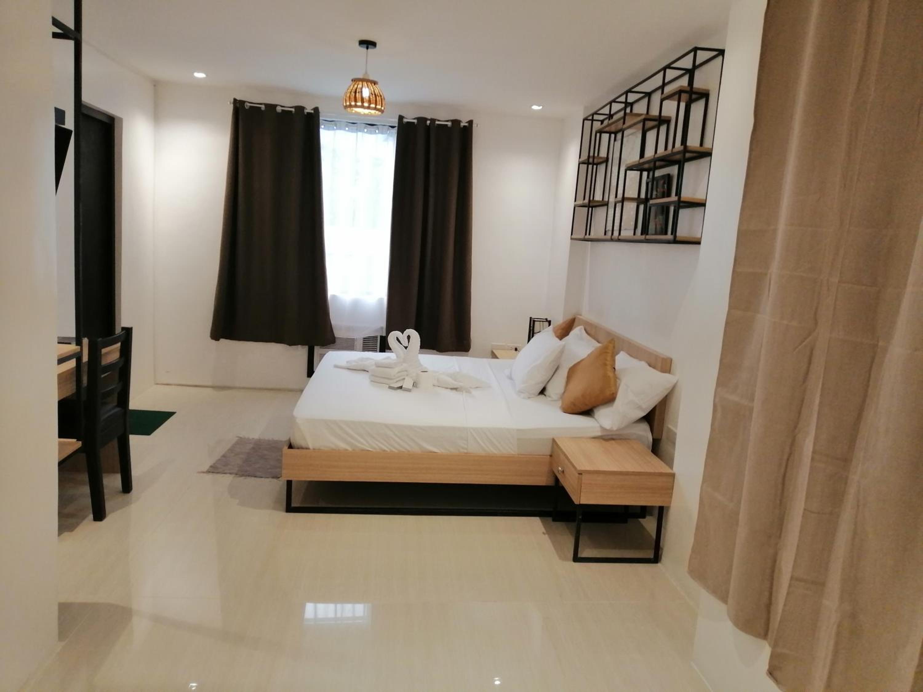 Deluxe King Room - Photo 7