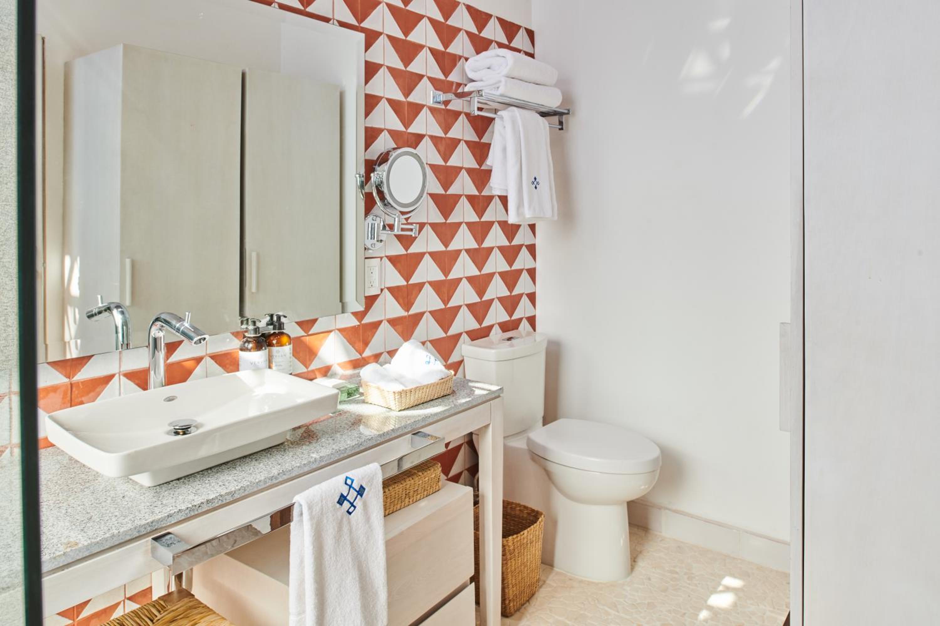Standard Suite - Photo 8