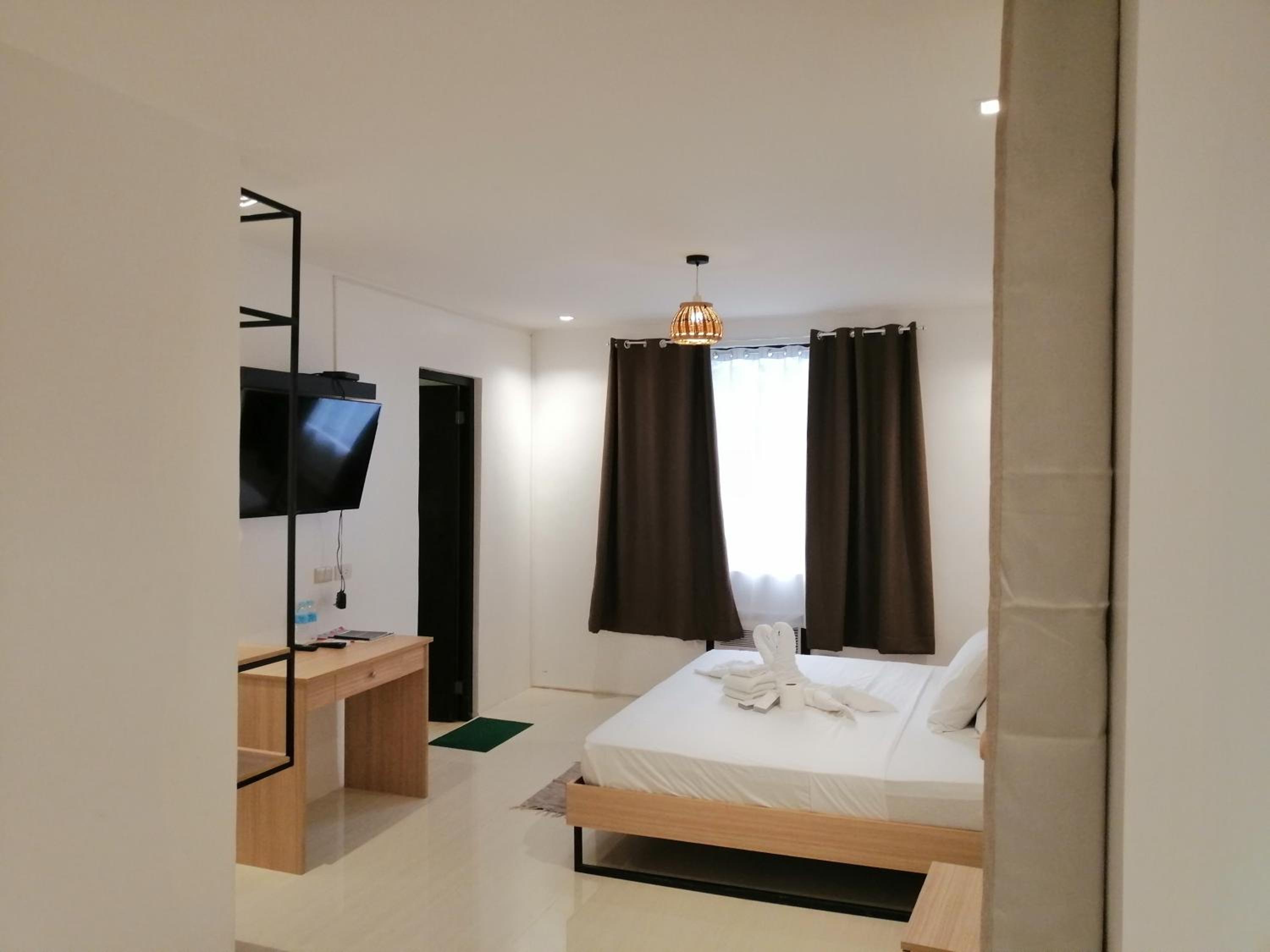Deluxe King Room - Photo 4