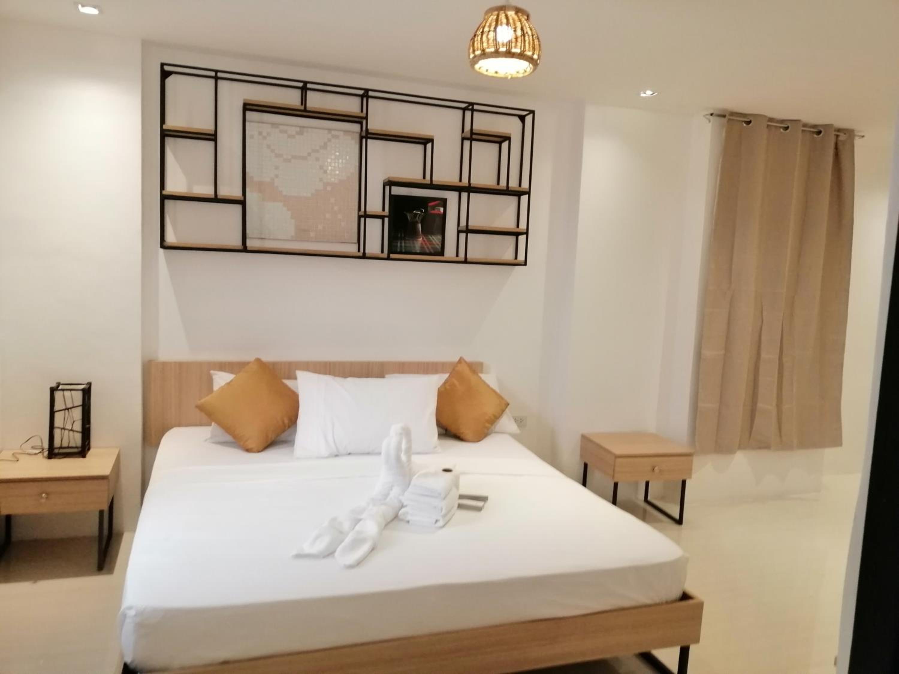 Deluxe King Room - Photo 6